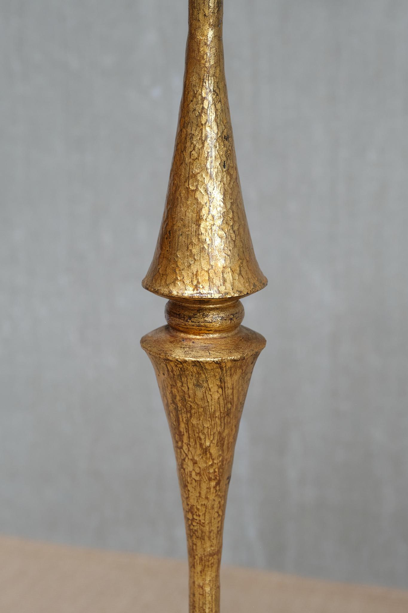 Skulpturale moderne französische Stehlampe aus vergoldetem Schmiedeeisen mit drei Beinen, 1940er Jahre im Angebot 3