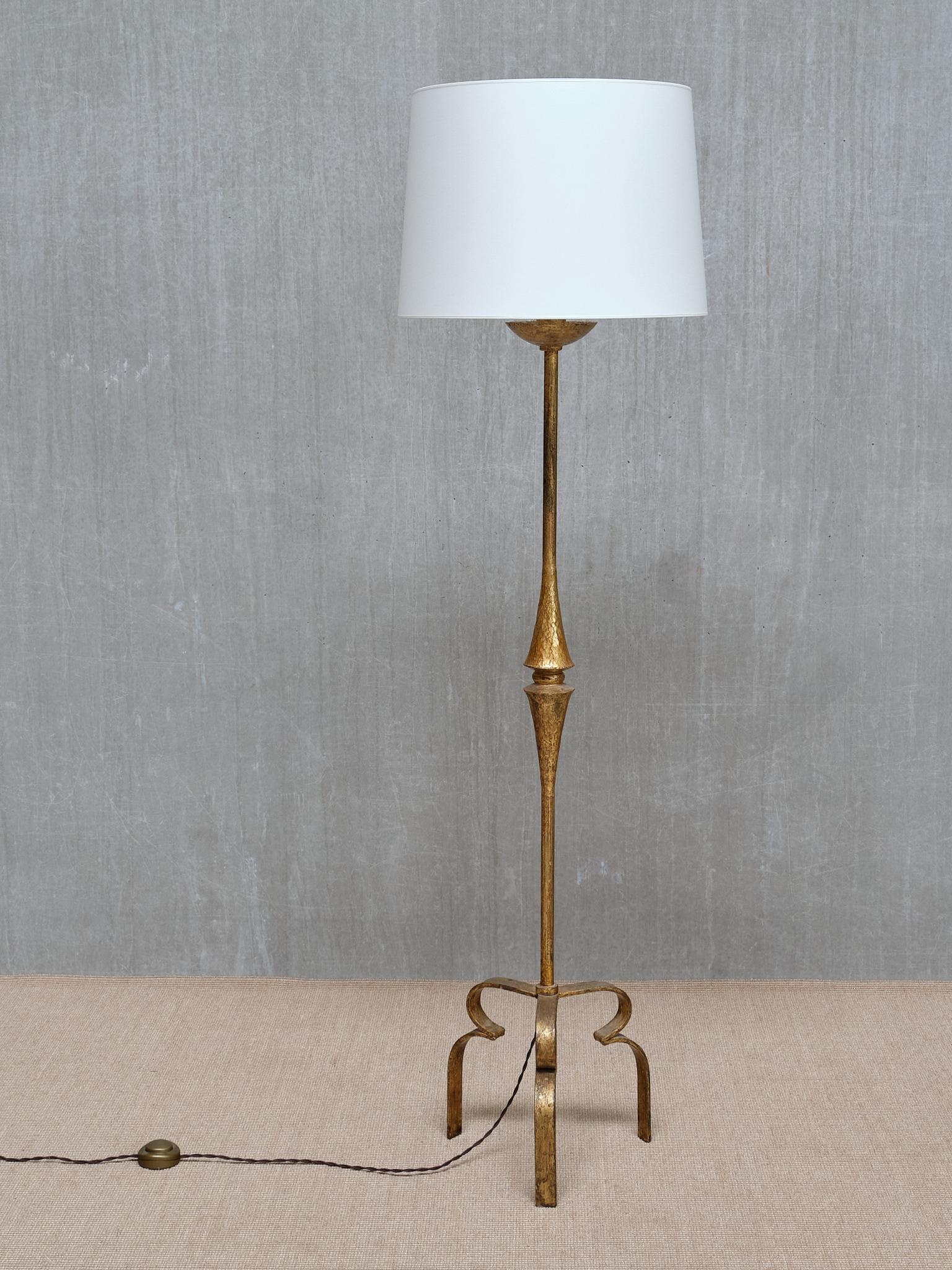 Skulpturale moderne französische Stehlampe aus vergoldetem Schmiedeeisen mit drei Beinen, 1940er Jahre im Angebot 4