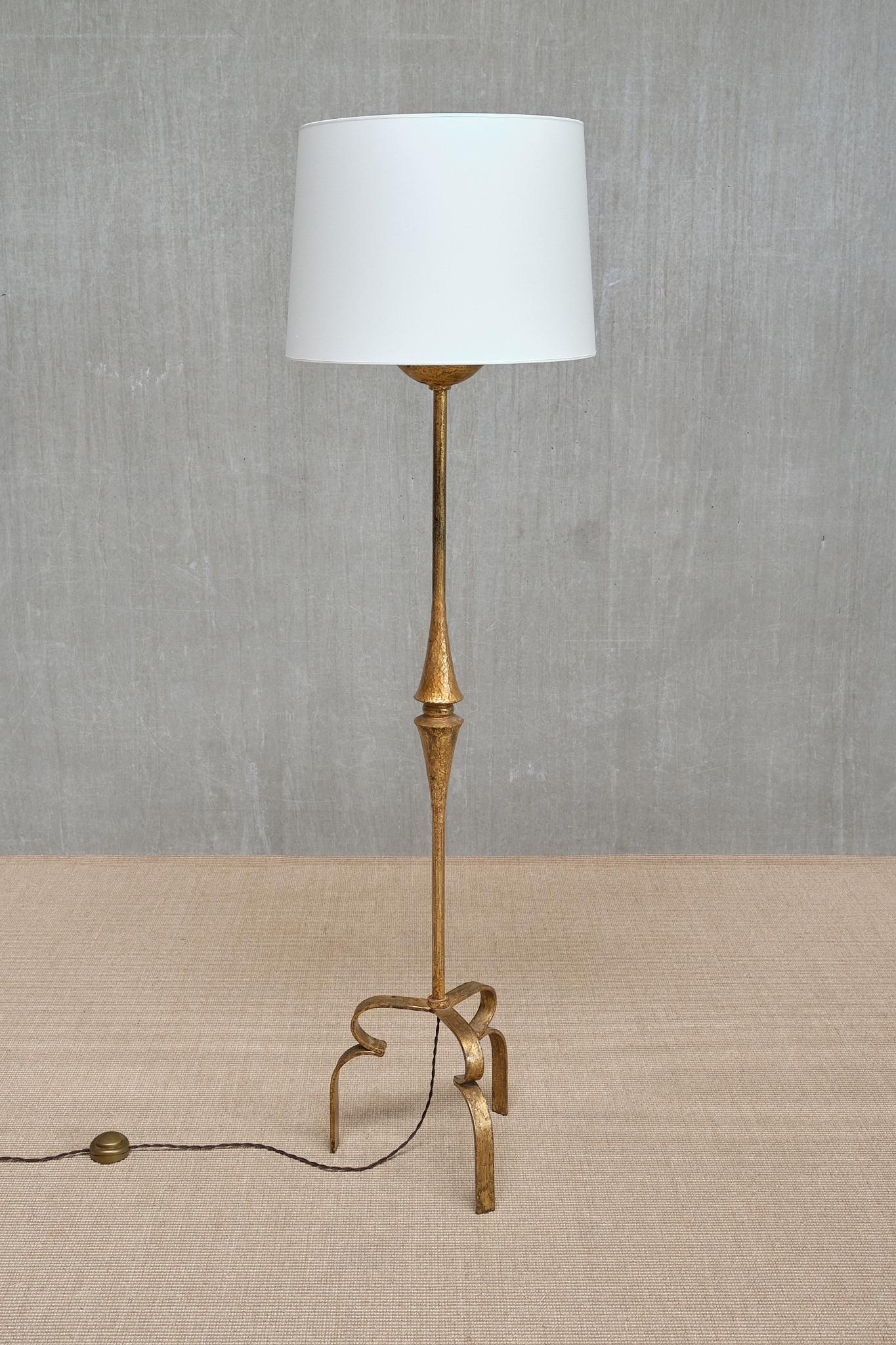 Skulpturale moderne französische Stehlampe aus vergoldetem Schmiedeeisen mit drei Beinen, 1940er Jahre im Angebot 5
