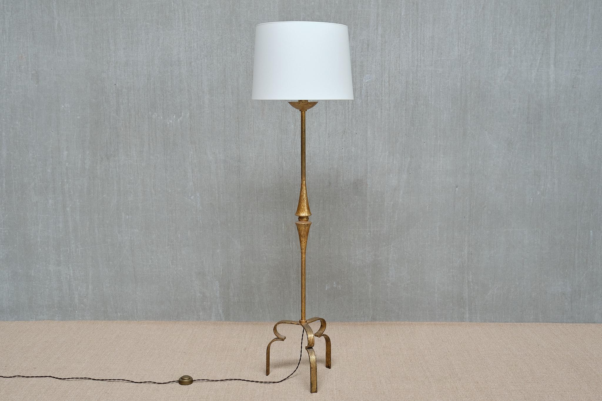 Diese seltene Stehlampe mit drei Beinen wurde in den 1940er Jahren in Frankreich hergestellt.

Der markante Sockel besteht aus drei skulpturalen, geschwungenen Beinen, die dem Stück eine anmutige und ausgewogene Haltung verleihen. Der zentrale