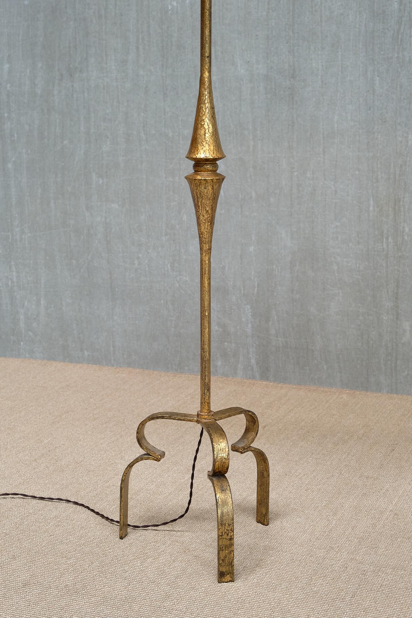 Skulpturale moderne französische Stehlampe aus vergoldetem Schmiedeeisen mit drei Beinen, 1940er Jahre (Art déco) im Angebot