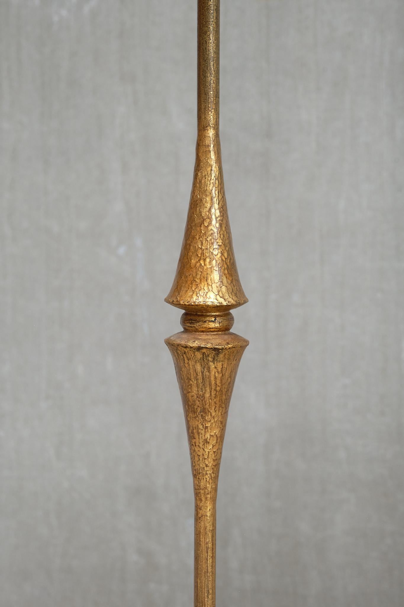 Skulpturale moderne französische Stehlampe aus vergoldetem Schmiedeeisen mit drei Beinen, 1940er Jahre (Französisch) im Angebot
