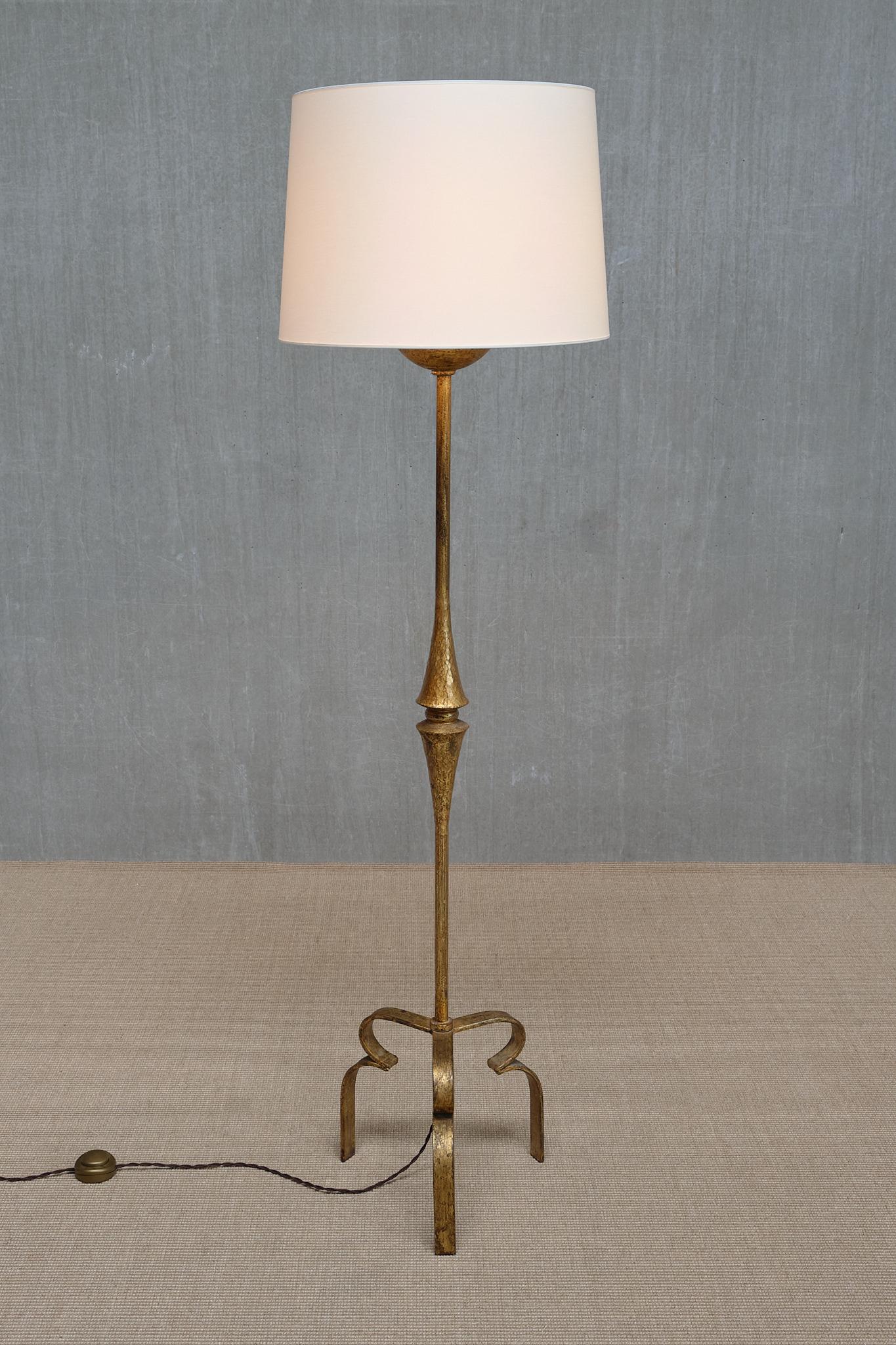 Skulpturale moderne französische Stehlampe aus vergoldetem Schmiedeeisen mit drei Beinen, 1940er Jahre (Vergoldet) im Angebot