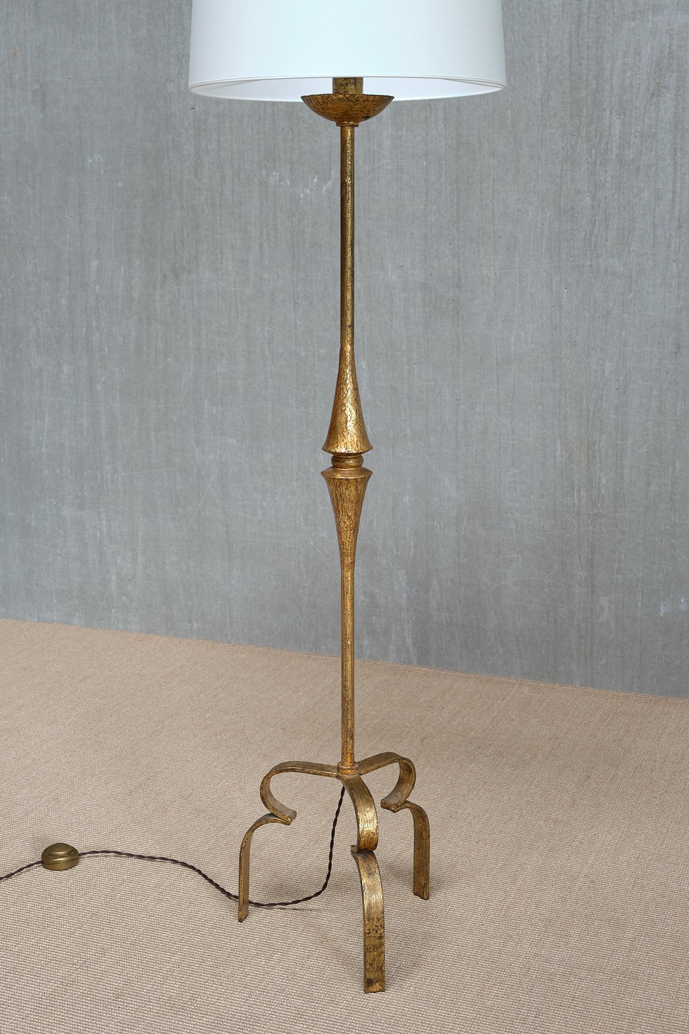 Skulpturale moderne französische Stehlampe aus vergoldetem Schmiedeeisen mit drei Beinen, 1940er Jahre (Mitte des 20. Jahrhunderts) im Angebot