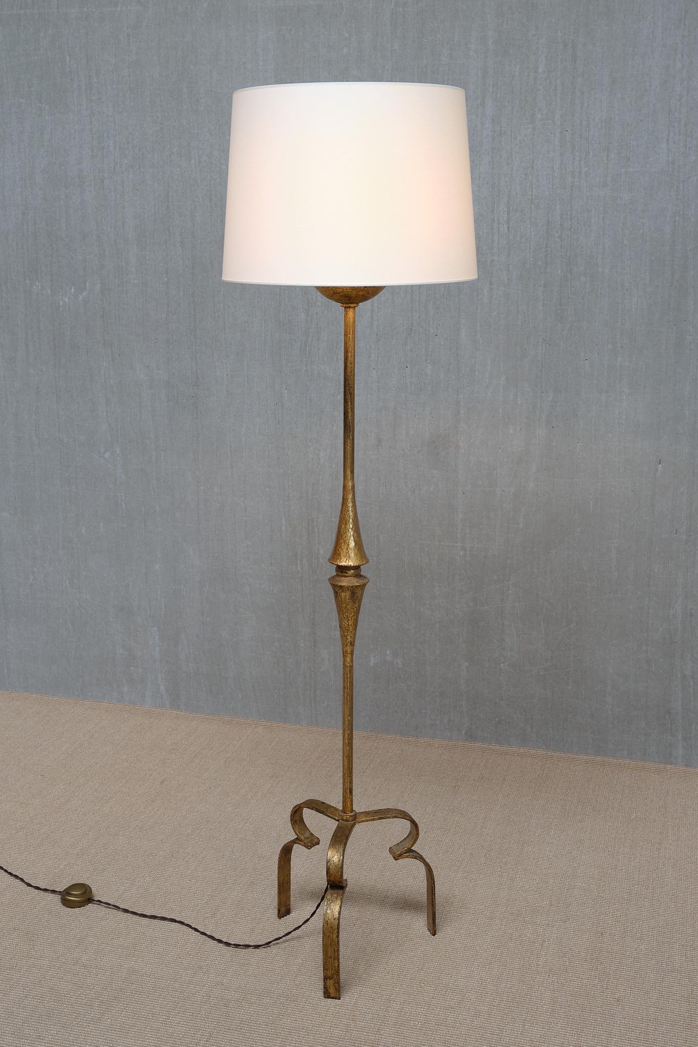 Skulpturale moderne französische Stehlampe aus vergoldetem Schmiedeeisen mit drei Beinen, 1940er Jahre im Angebot 1