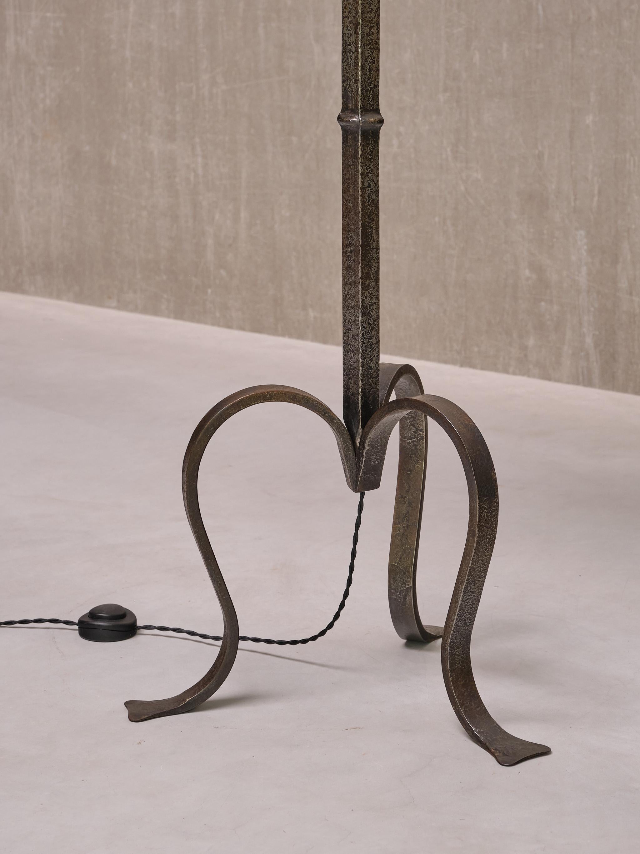 Mid-20th Century Sculptural French Modern Three Legged Floor Lamp in Wrought Iron, 1950s For Sale