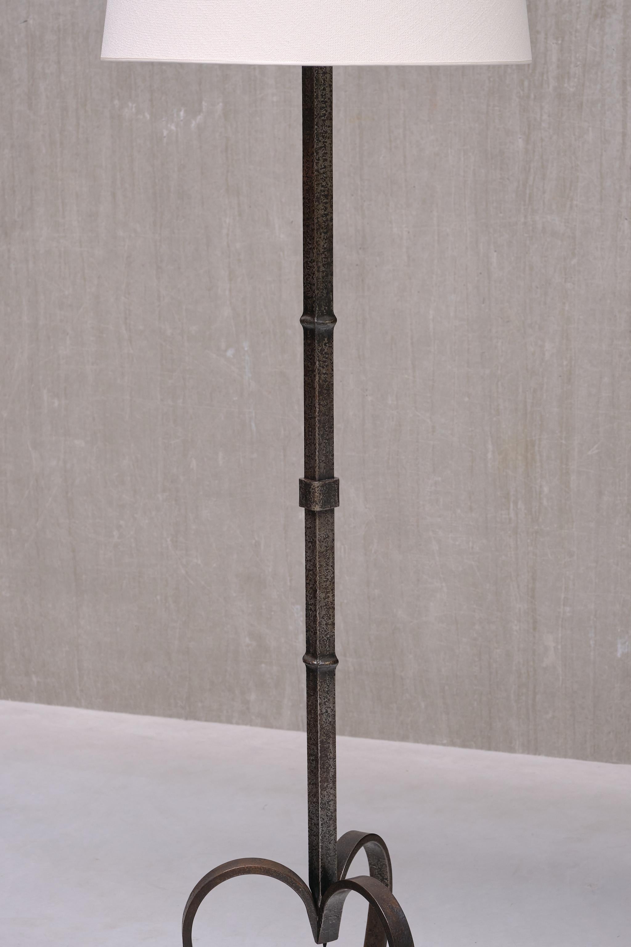 Sculptural French Modern Three Legged Floor Lamp in Wrought Iron, 1950s For Sale 1