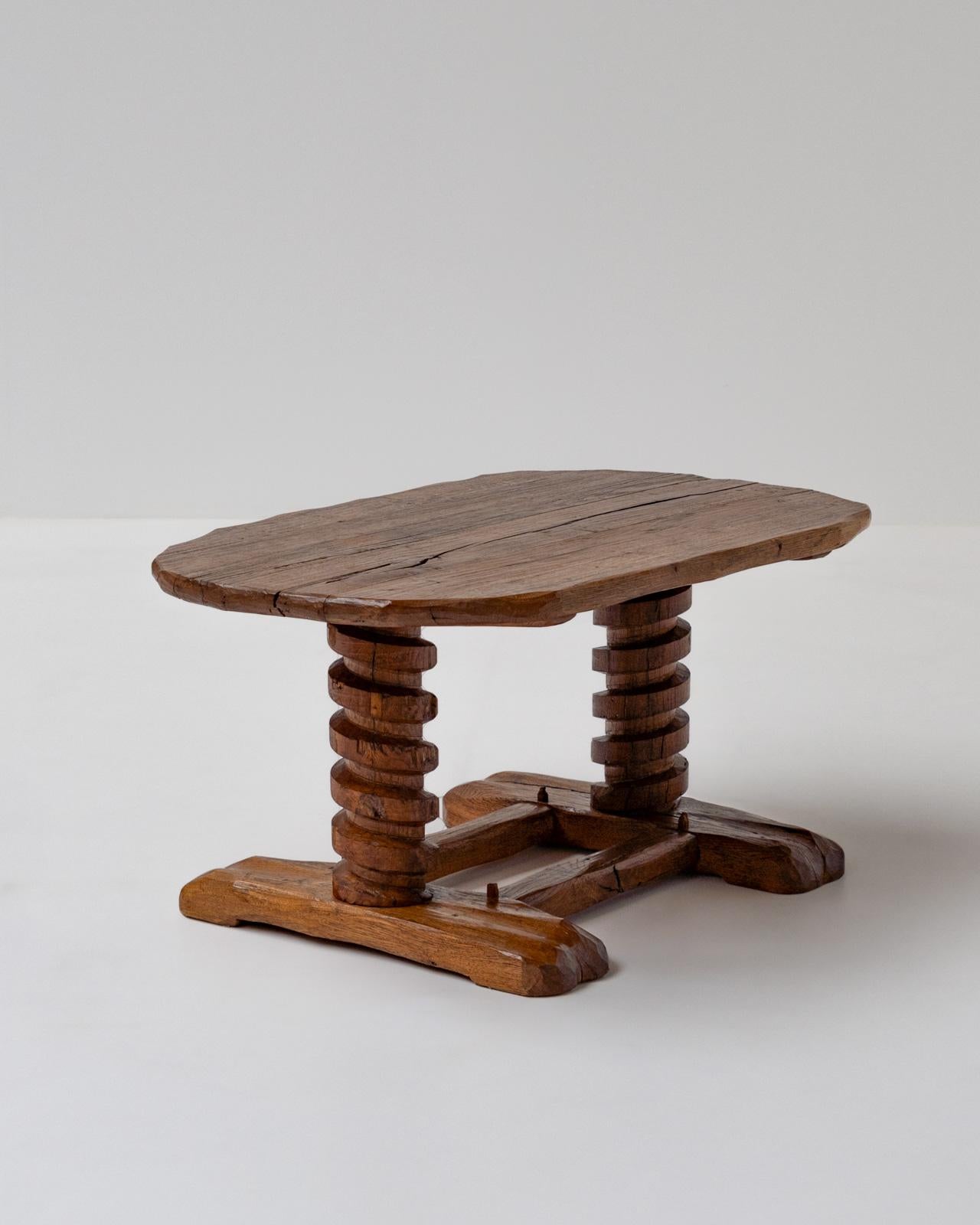 Rustique Table sculpturale à pied en tire-bouchon en Oak Oak français, France 1950s en vente