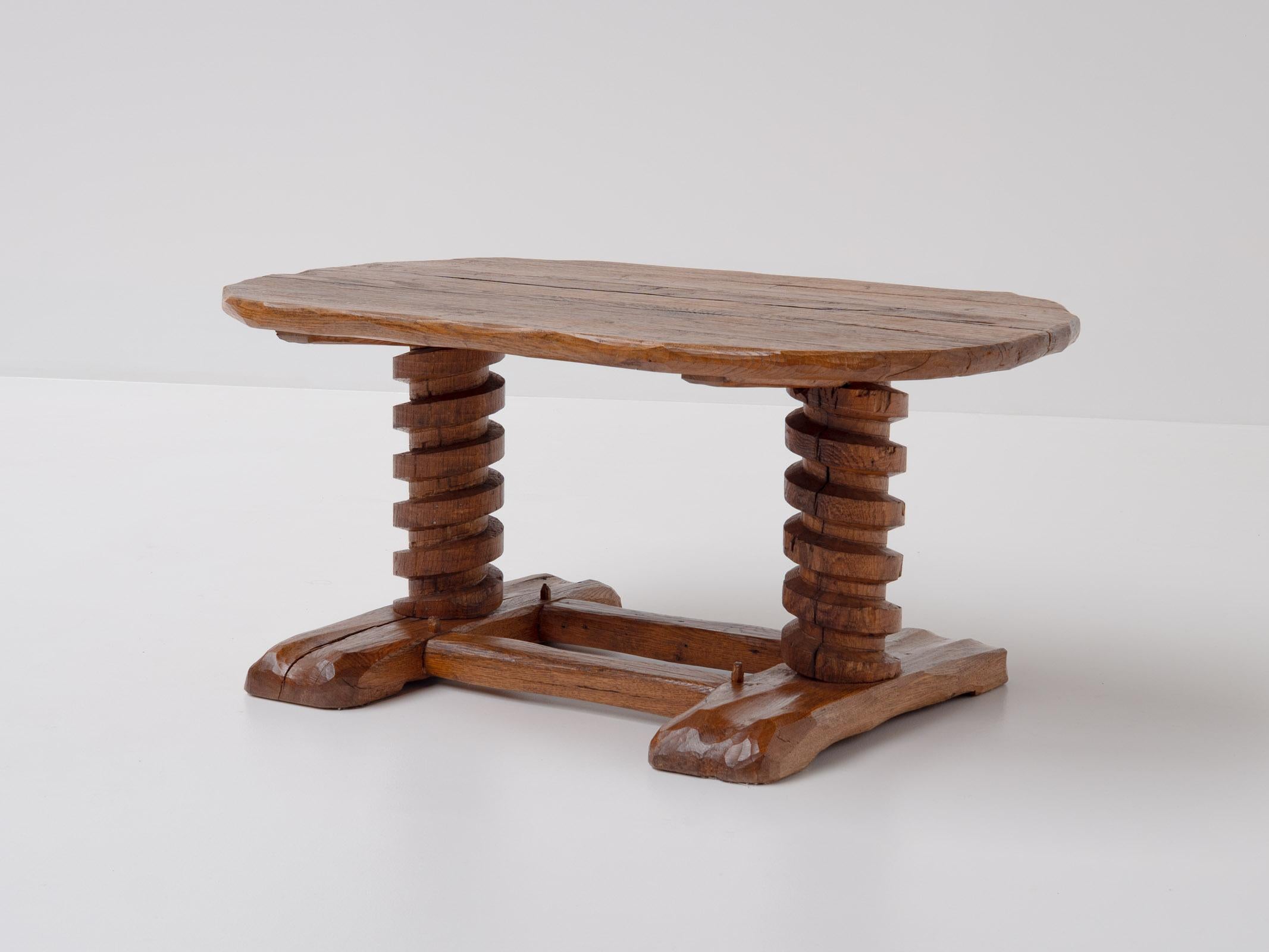 Table basse française, Design/One, Tire-bouchon, Sophistiquée, Excentrique, Unique, Rare, Eclectique

Cette étonnante table basse française trouve l'équilibre parfait entre un design excentrique et sophistiqué, ce qui en fait la pièce unique par