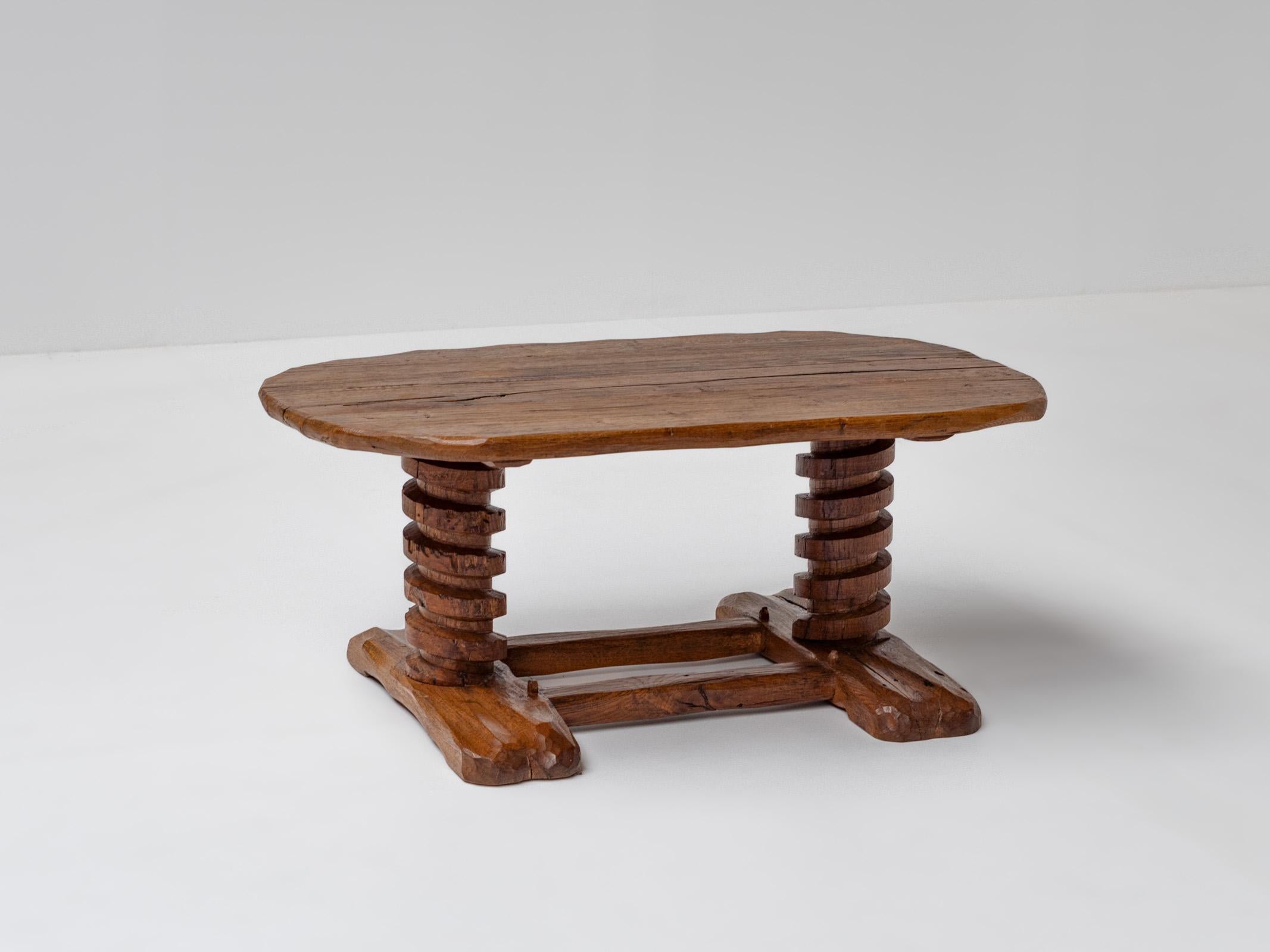 Table sculpturale à pied en tire-bouchon en Oak Oak français, France 1950s Bon état - En vente à Aartselaar, BE