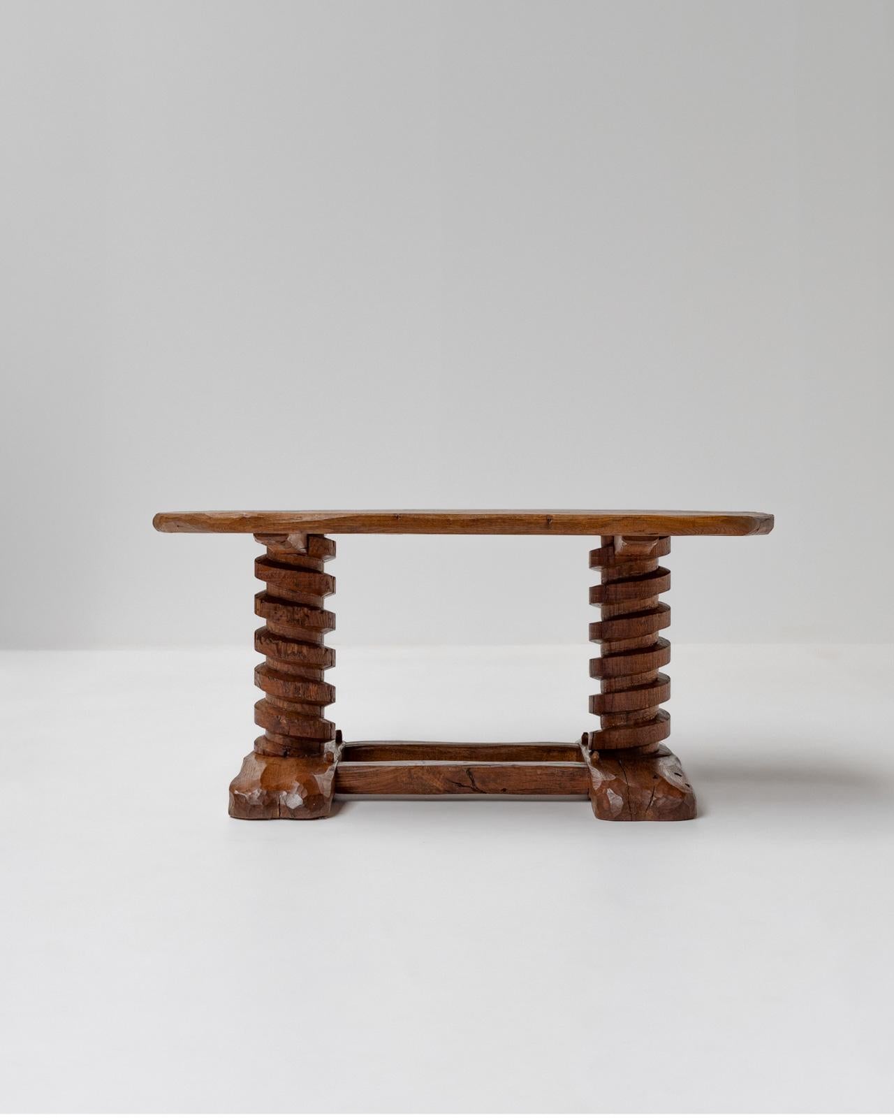 Milieu du XXe siècle Table sculpturale à pied en tire-bouchon en Oak Oak français, France 1950s en vente