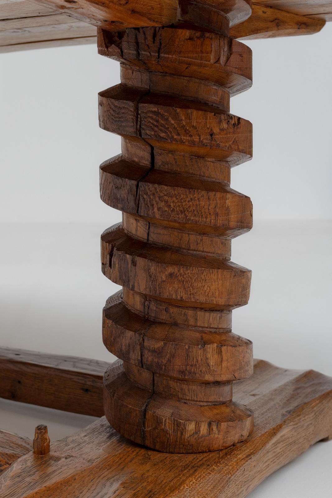 Table sculpturale à pied en tire-bouchon en Oak Oak français, France 1950s en vente 2