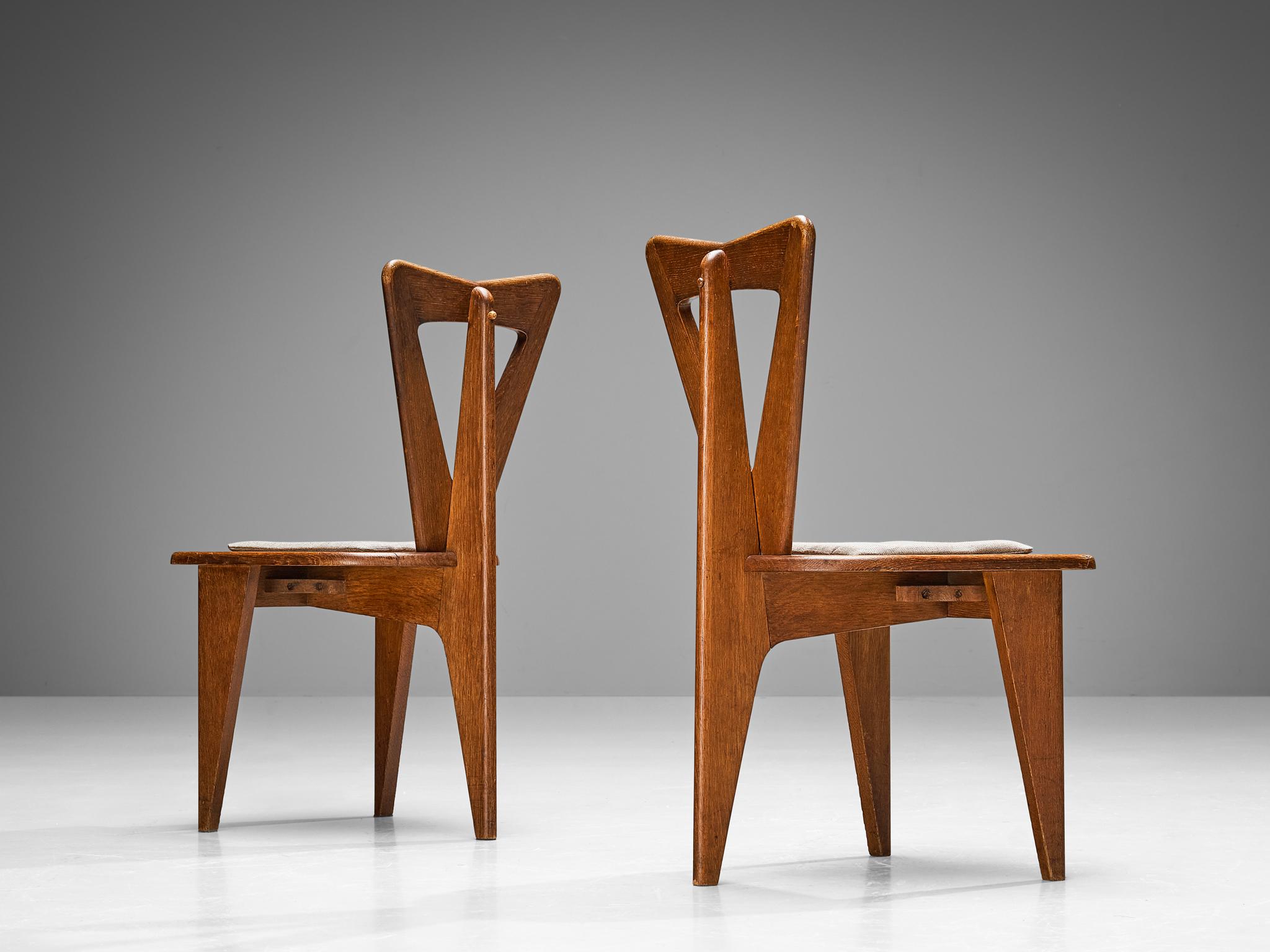 Mid-Century Modern Ensemble sculptural français de quatre chaises de salle à manger en chêne massif 