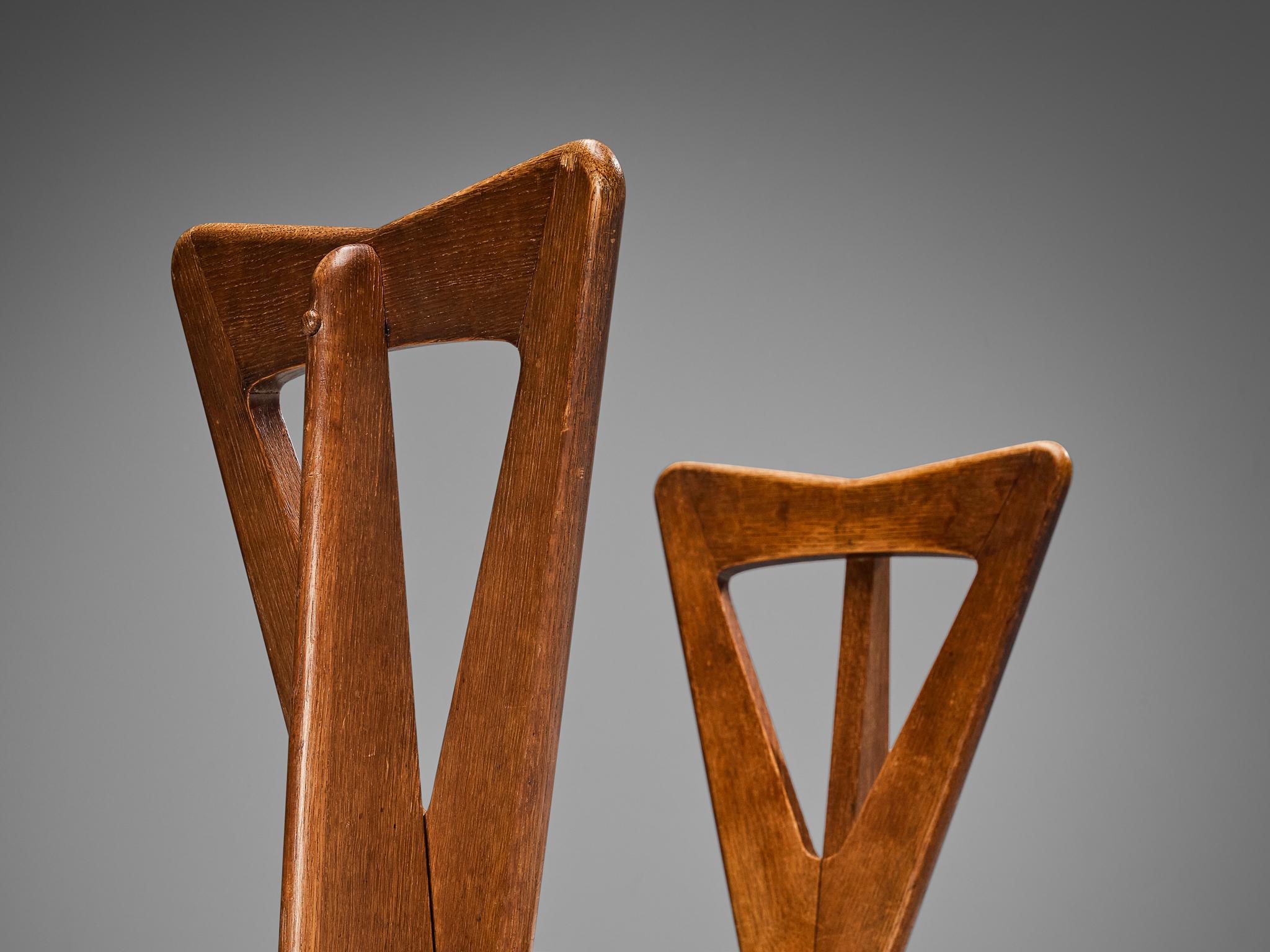 Tissu Ensemble sculptural français de quatre chaises de salle à manger en chêne massif 