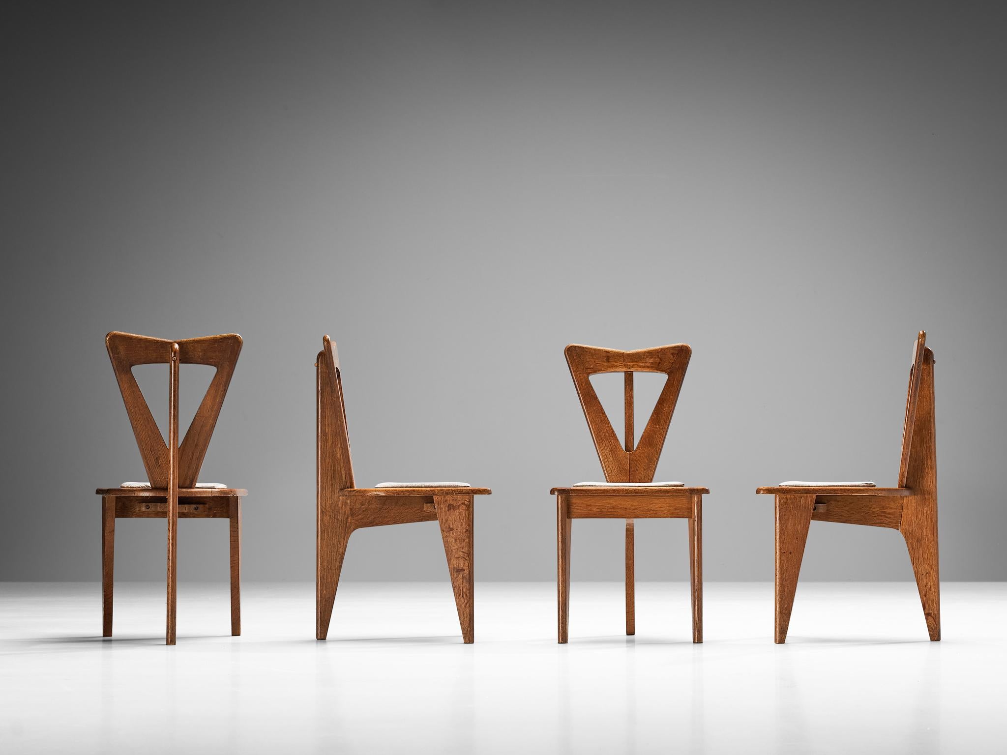 Ensemble sculptural français de quatre chaises de salle à manger en chêne massif  1