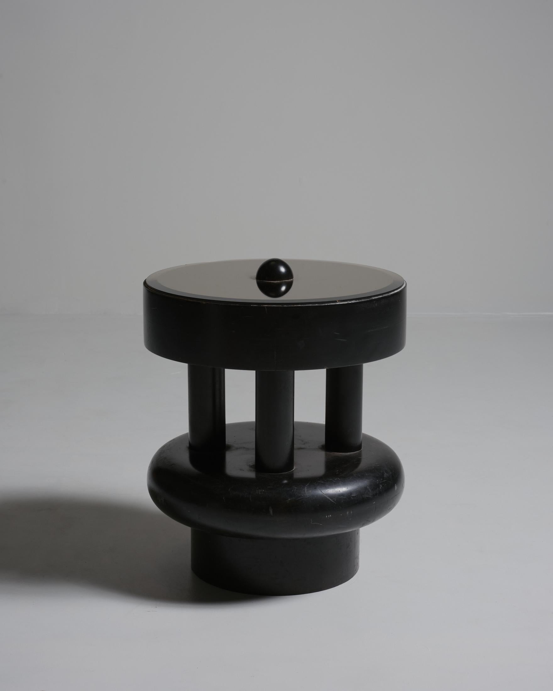 Table d'appoint en ébonite sur mesure avec plateau en miroir couleur pêche fumée. Fabriqué en France dans les années 1980.