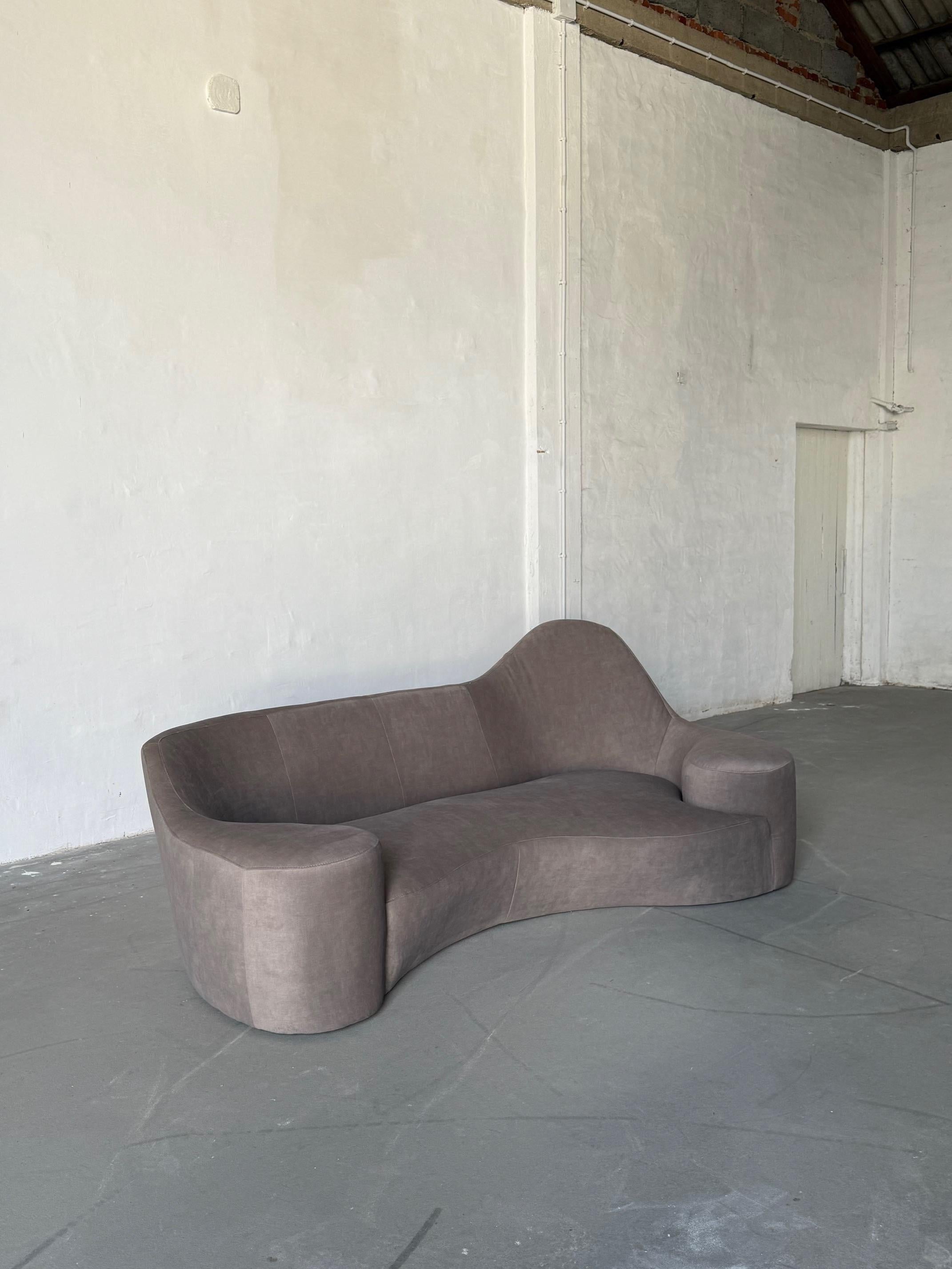 KOSTENLOSE LIEFERUNG INNERHALB VON NEW YORK CITY

Ein auffälliges und einzigartiges Vintage-Sofa aus Frankreich aus den späten 1980er oder frühen 1990er Jahren. Der Hersteller ist unbekannt, aber das Stück verkörpert den kühnen, ausdrucksstarken