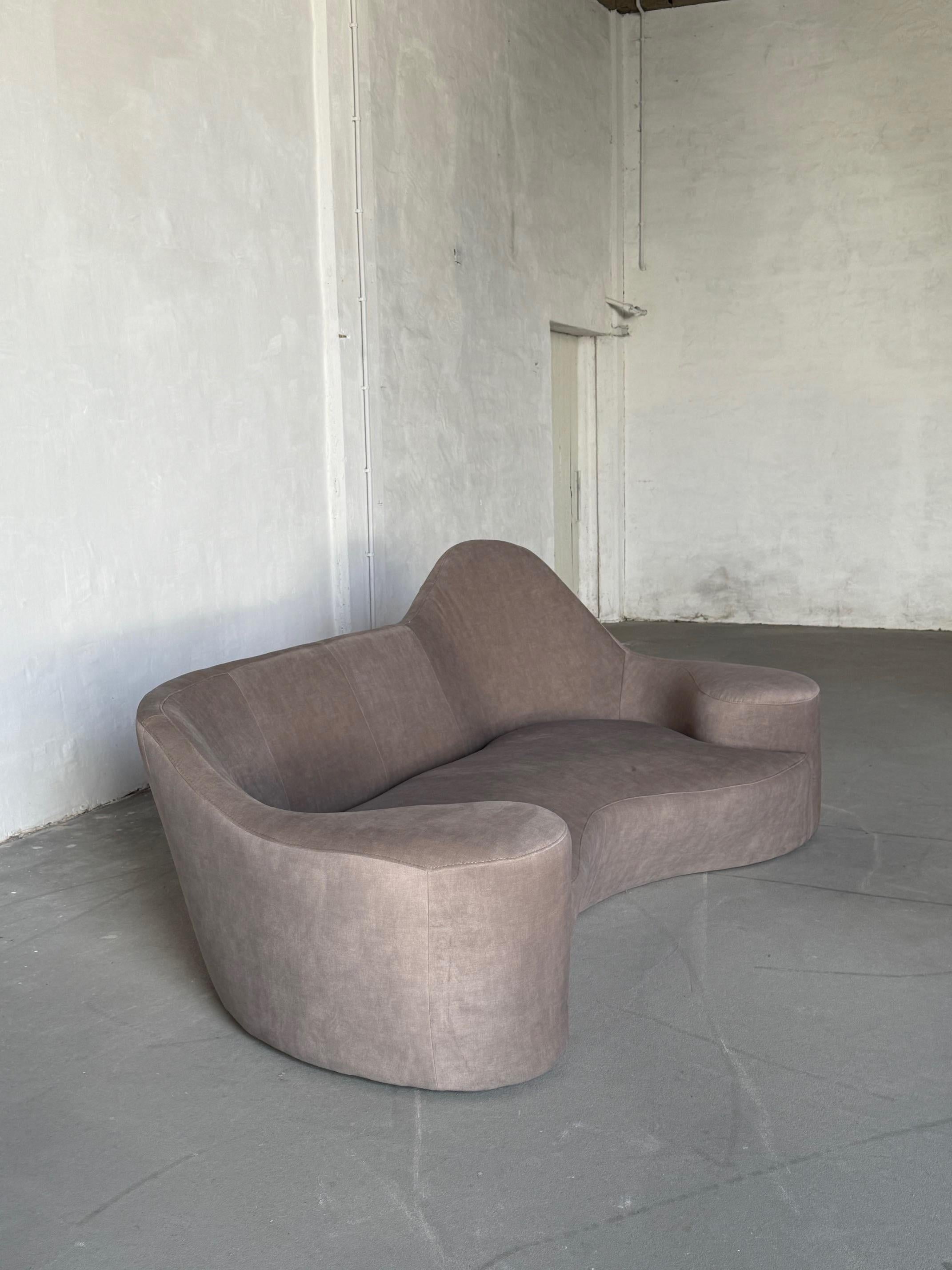 Skulpturales französisches Sofa aus taupefarbenem Samt, 1980er-1990er Jahre (Moderne der Mitte des Jahrhunderts) im Angebot