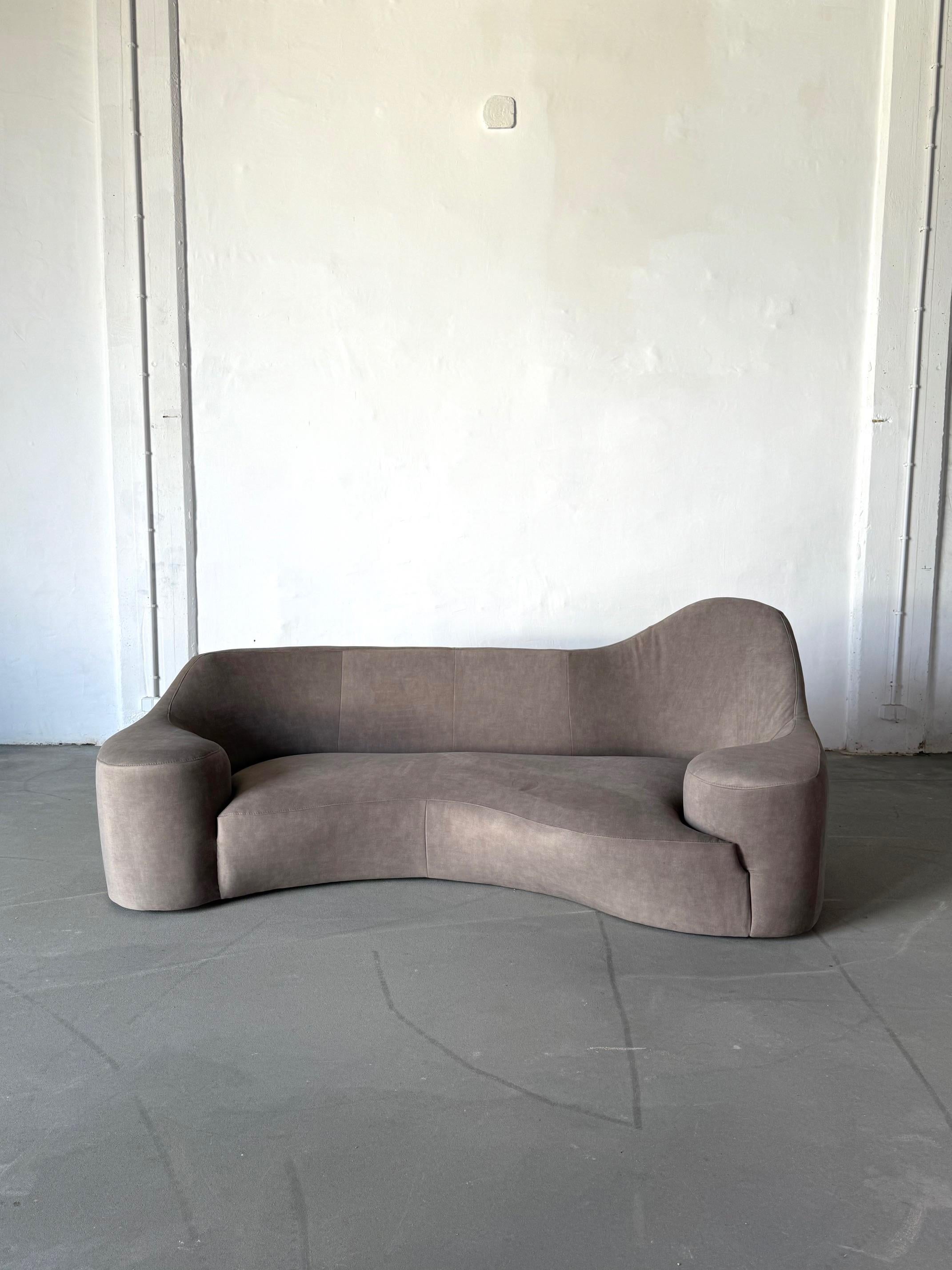 Skulpturales französisches Sofa aus taupefarbenem Samt, 1980er-1990er Jahre (Französisch) im Angebot