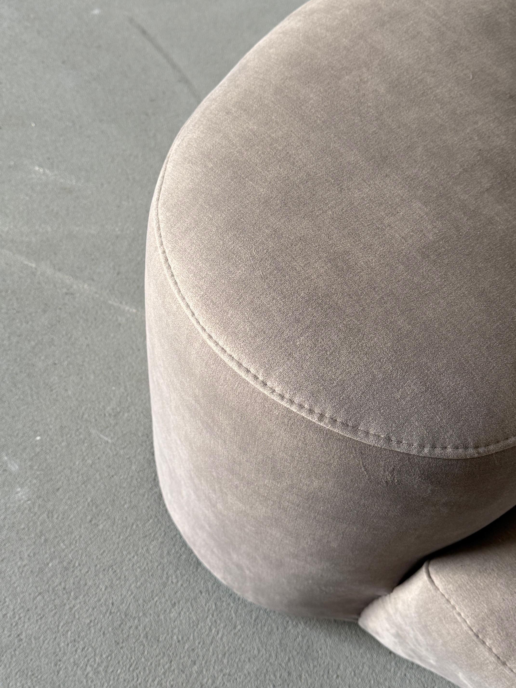 Skulpturales französisches Sofa aus taupefarbenem Samt, 1980er-1990er Jahre im Zustand „Hervorragend“ im Angebot in Astoria, NY