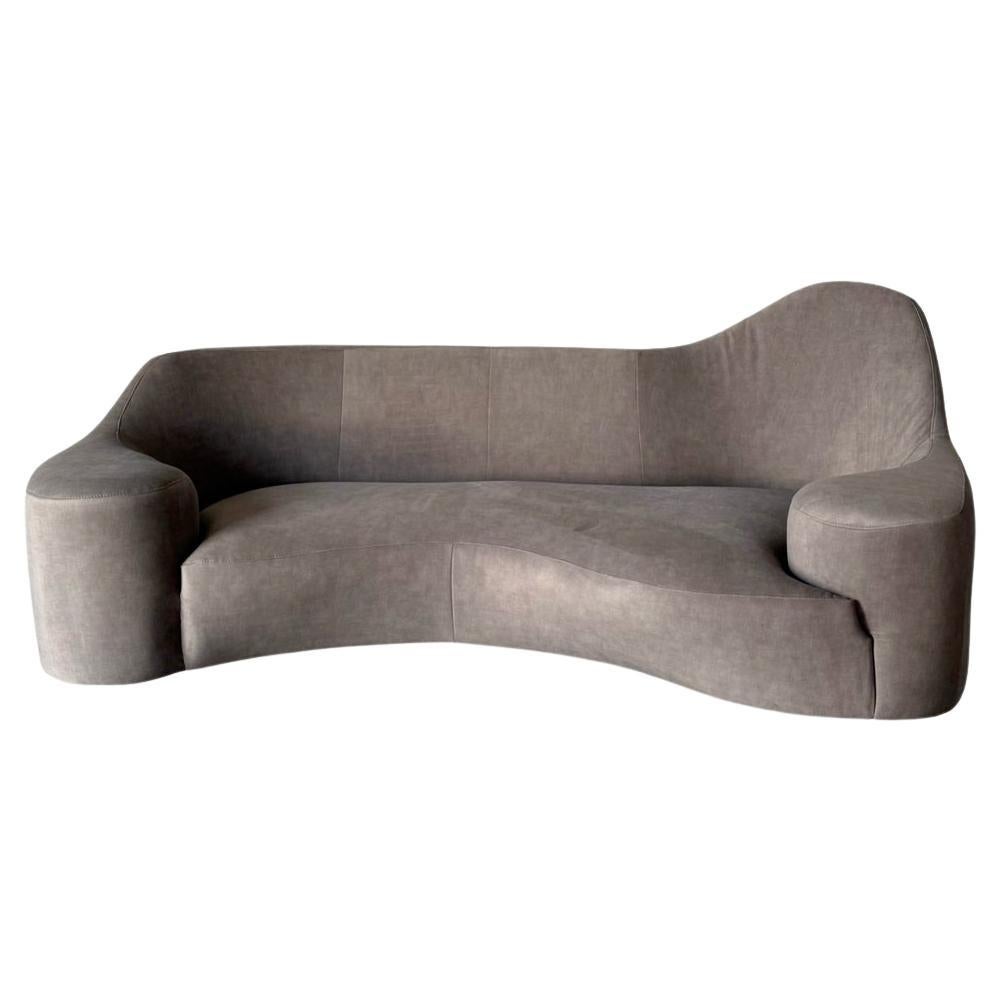 Skulpturales französisches Sofa aus taupefarbenem Samt, 1980er-1990er Jahre im Angebot