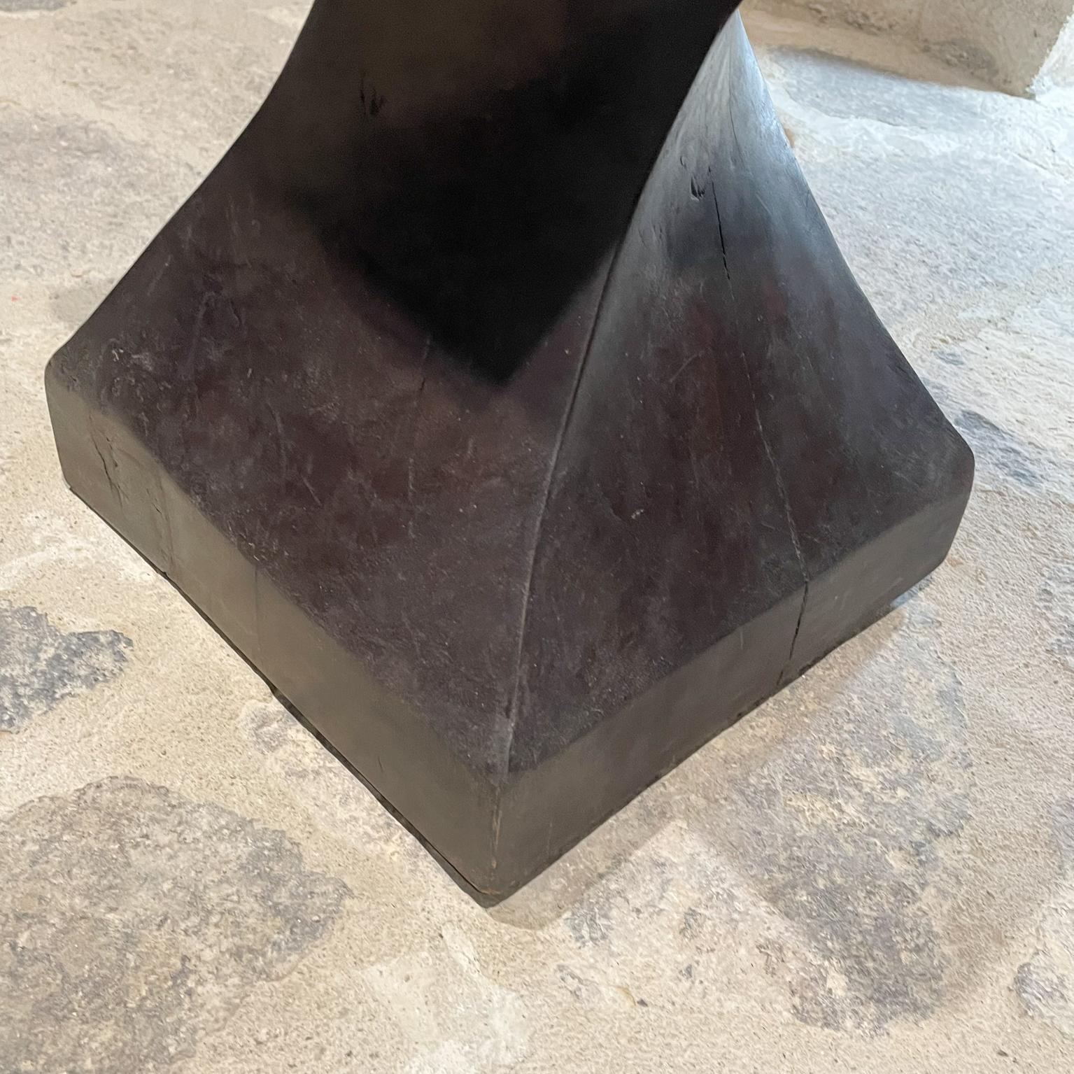 Skulpturaler französischer Clubhocker aus massivem Mahagoniholz mit gedrehtem Block, 1970er Jahre im Angebot 1