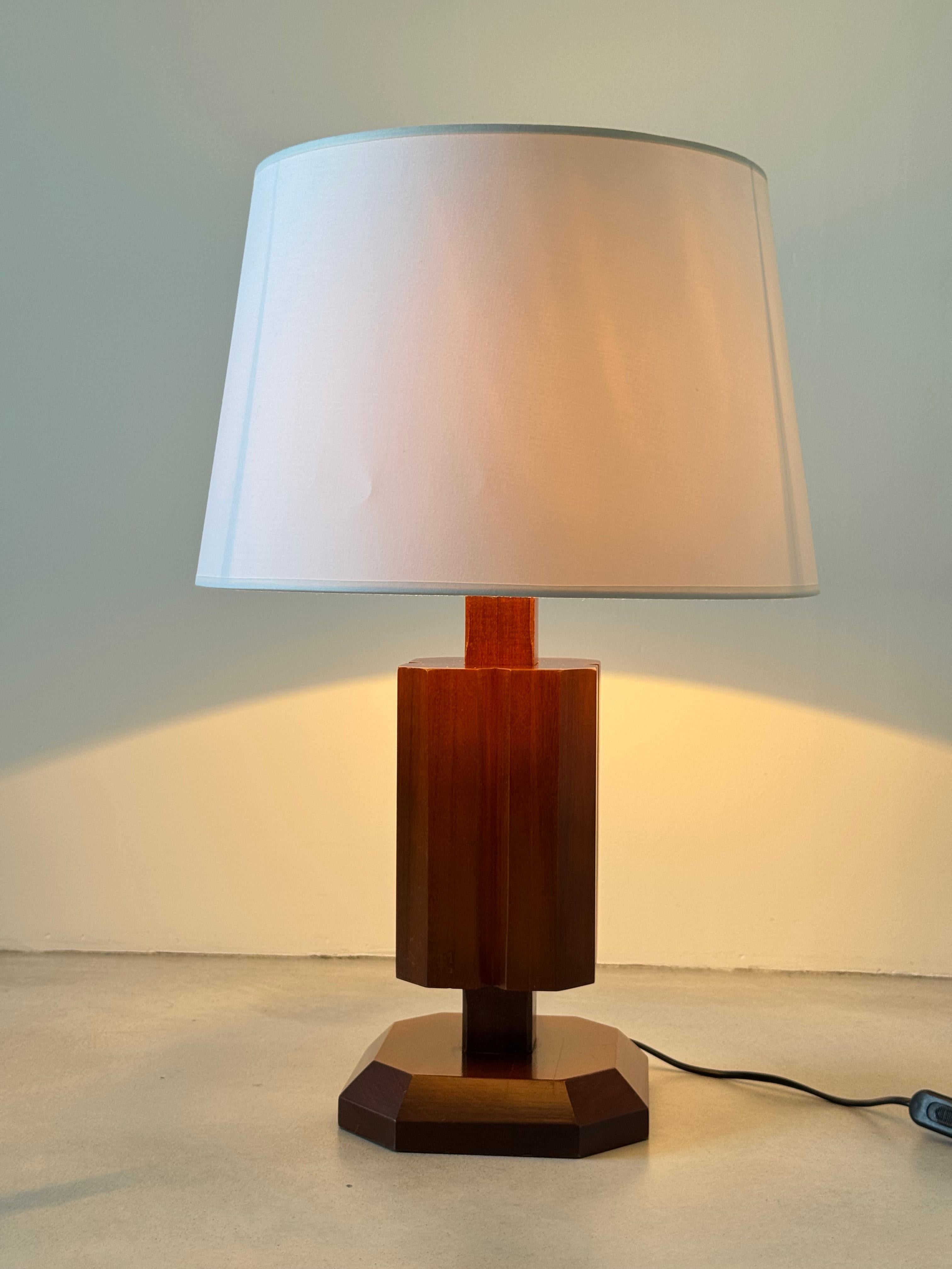 Sculptural French Wood Table Lamp with Facets, Art Deco Revival Style, 1980s In Good Condition For Sale In leucate, FR