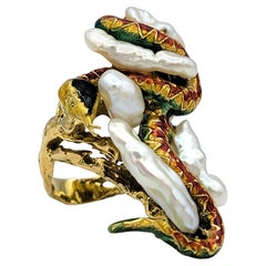 Anello cocktail scultoreo con perle d'acqua dolce e serpente smaltato in oro 18 carati