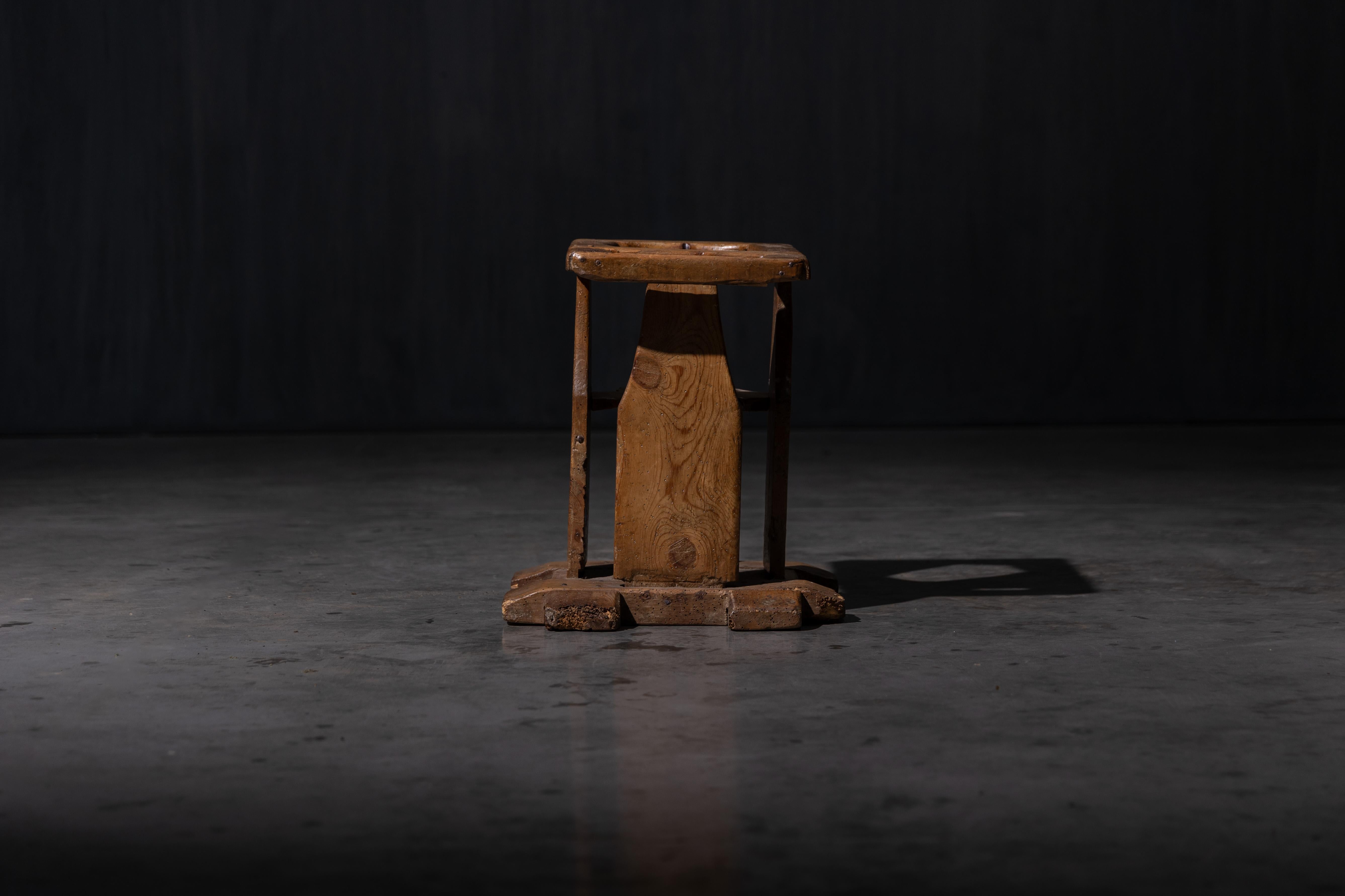 Ce tabouret en bois unique, utilisé à l'origine comme siège pour petit enfant, présente une base sculpturale audacieuse et des détails sculptés à la main qui font écho à l'esprit de l'artisanat populaire européen de la fin du XIXe siècle et du début