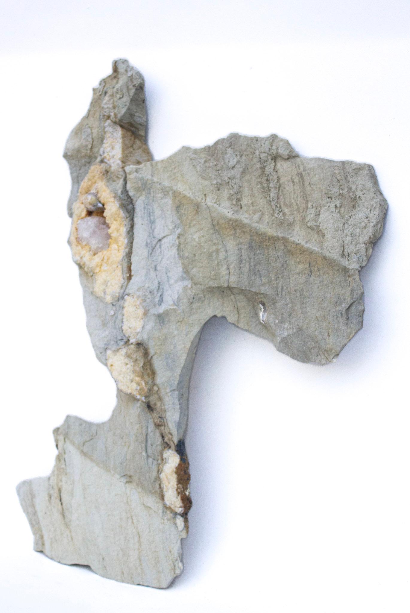 Lucidato Specimen scultoreo di geode con cristallo di formazione naturale e perla barocca in Matrix in vendita