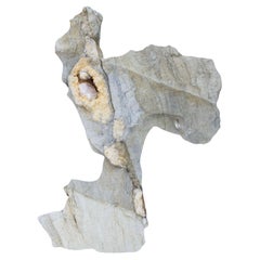 Espécimen escultórico de geoda con cristal de formación natural y perla barroca en matriz