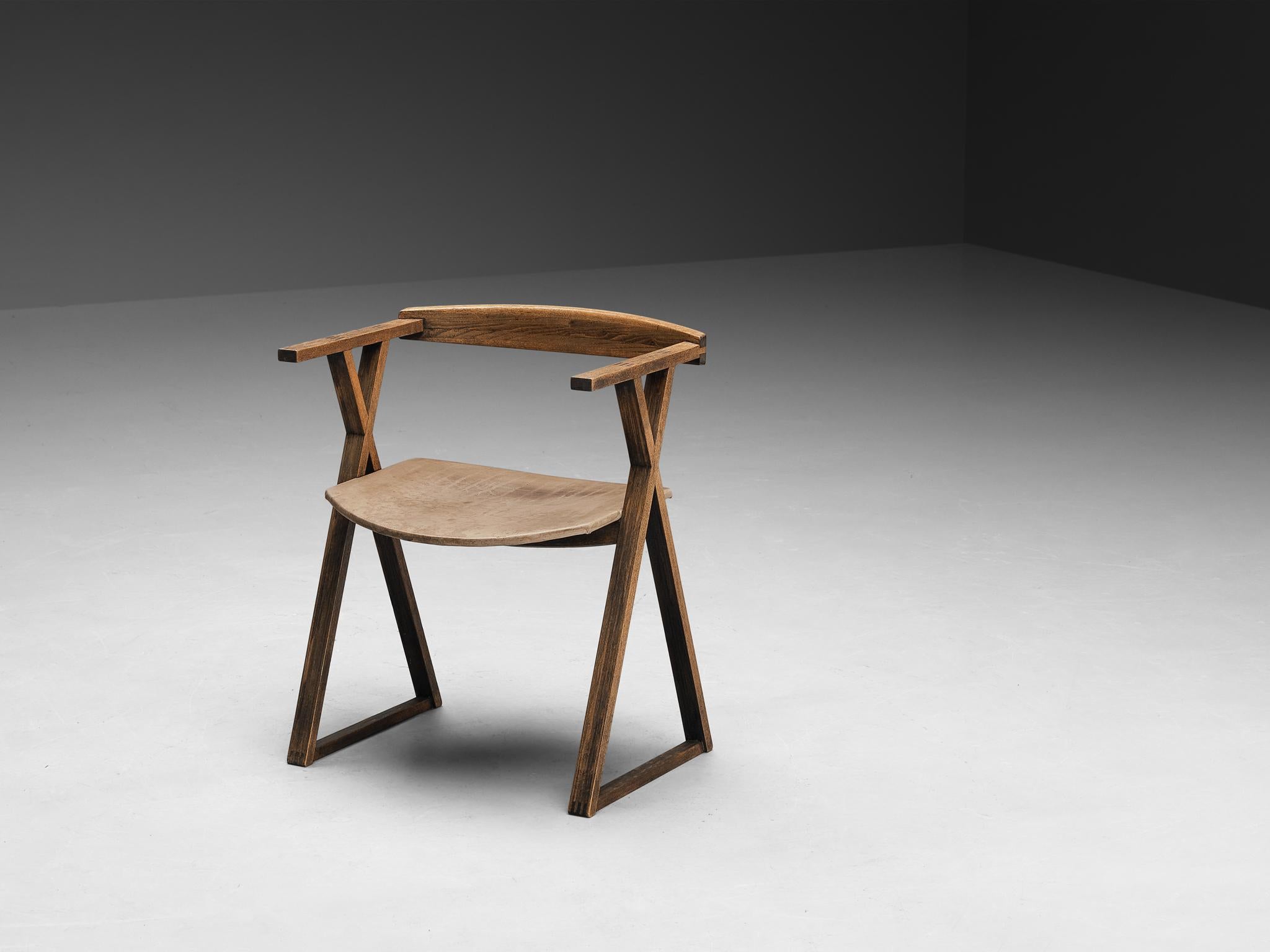 Sillón o silla auxiliar, fresno, cuero, Europa, años 60

Esta silla limpia y geométrica presenta elementos escultóricos que combinan la forma con la claridad estructural, lo que la convierte en una pieza de diseño o en una excéntrica silla
