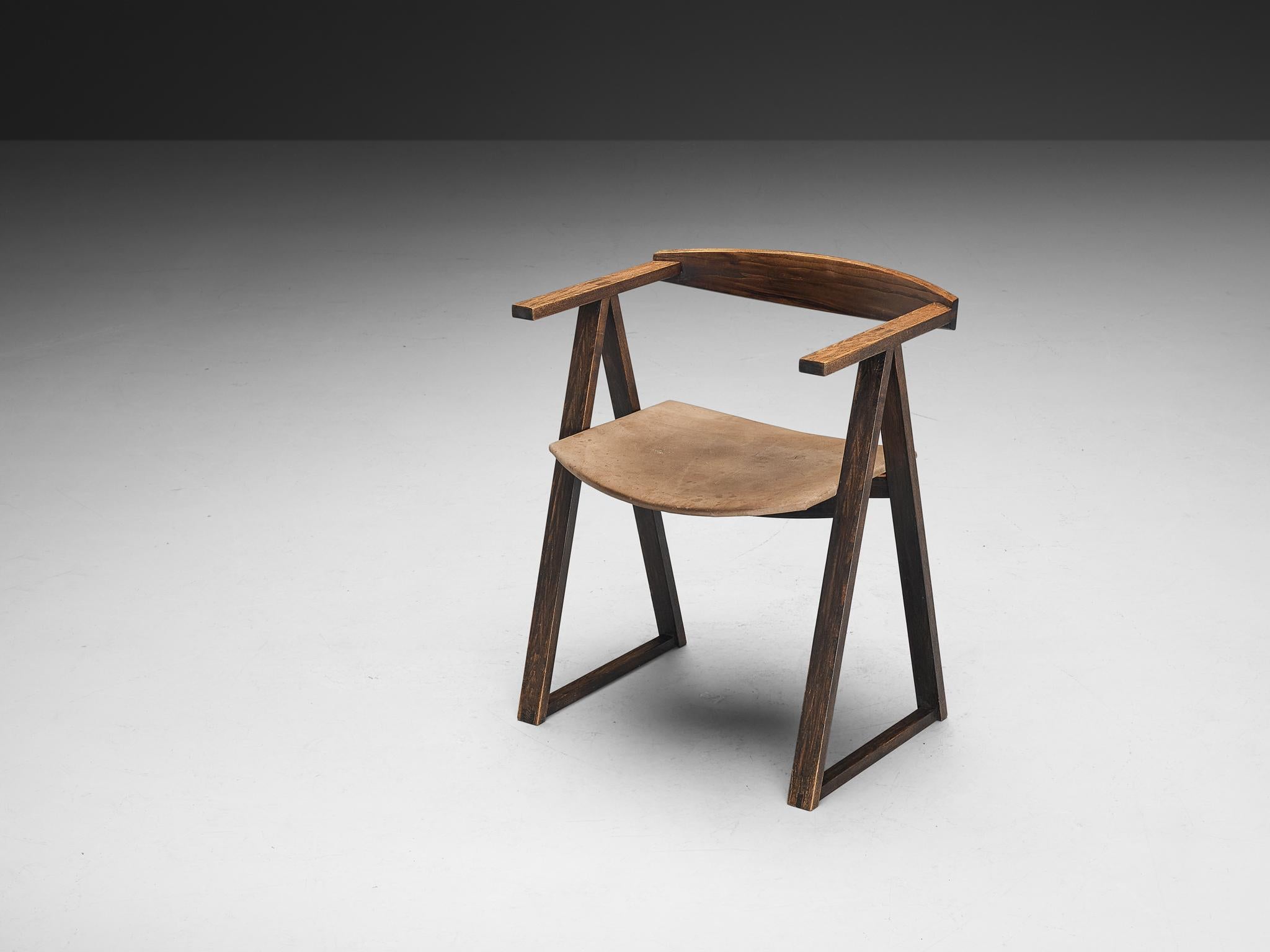 Sessel oder Beistellstuhl, Esche, Leder, Europa, 1960er Jahre

Dieser klare, geometrische Stuhl weist skulpturale Elemente auf, die Form und strukturelle Klarheit miteinander verbinden. Er eignet sich als Statement oder als exzentrischer