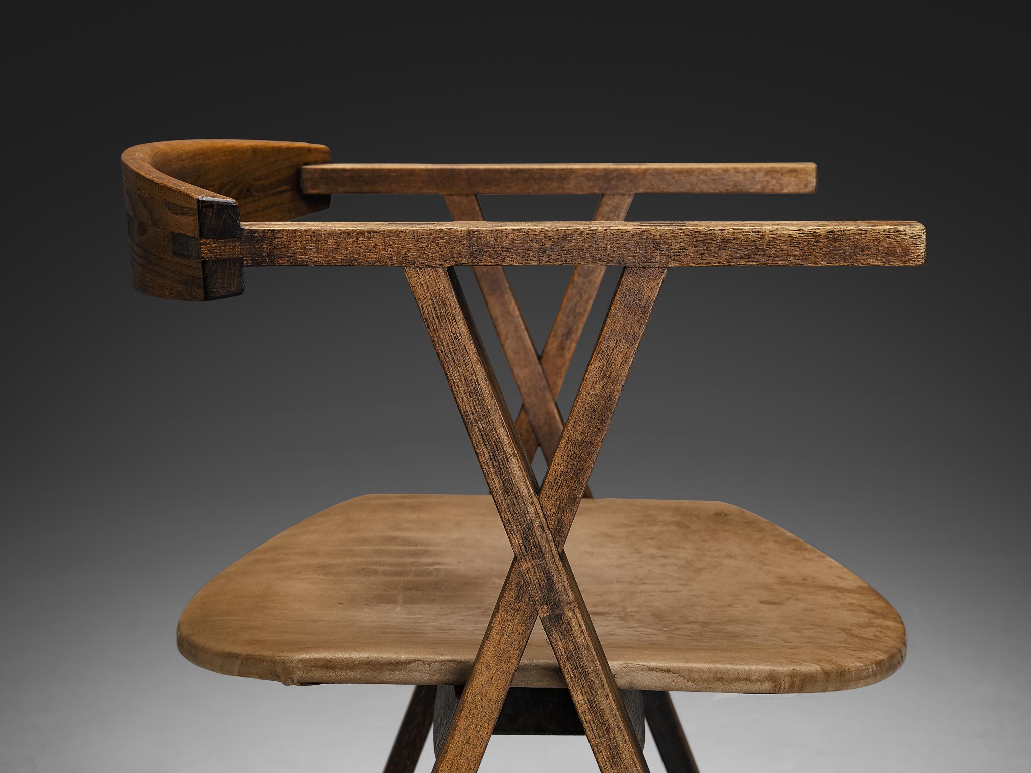 Sillón geométrico escultural de fresno y cuero marrón claro Europeo en venta