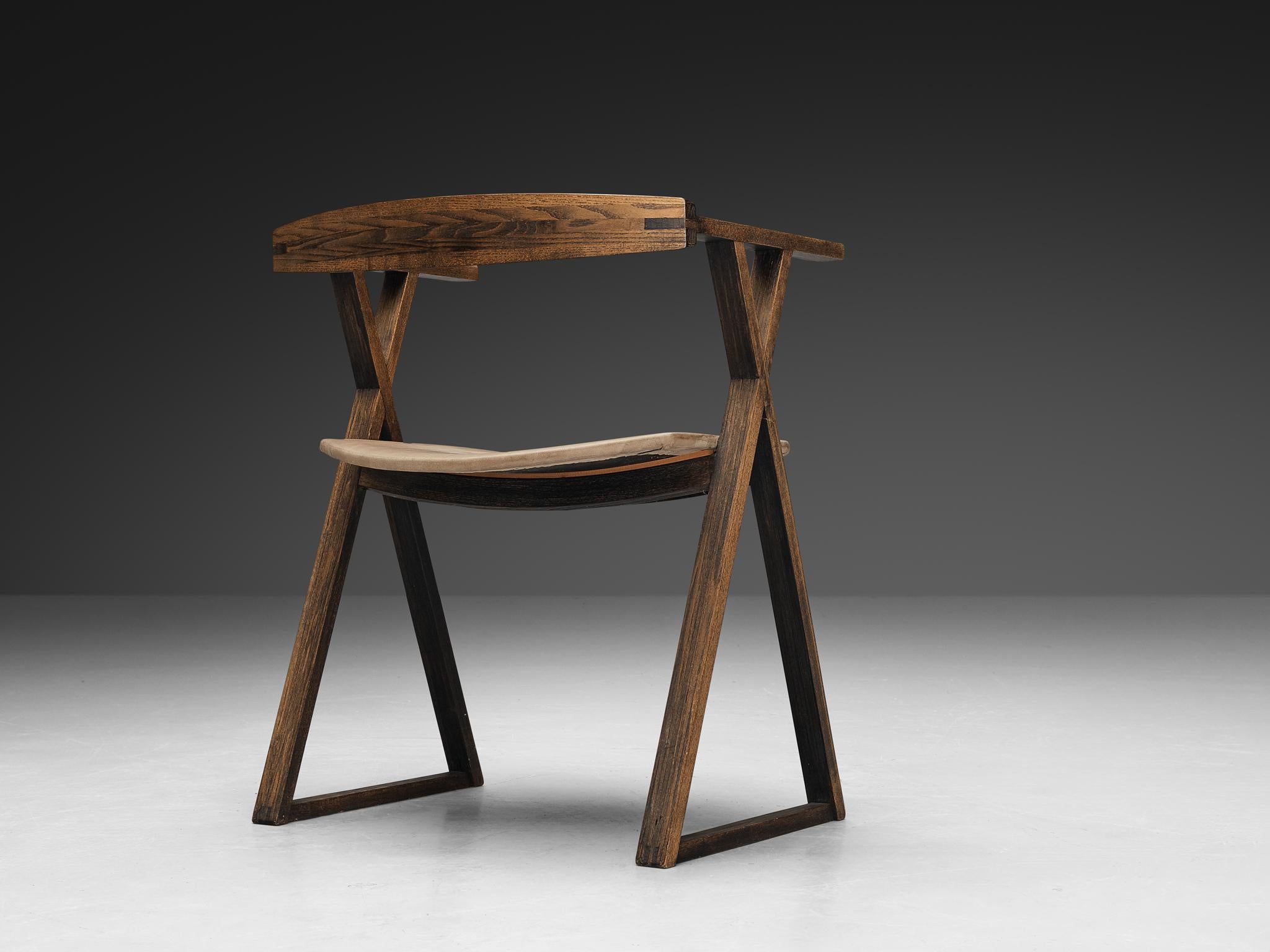 Sillón geométrico escultural de fresno y cuero marrón claro mediados del siglo XX en venta