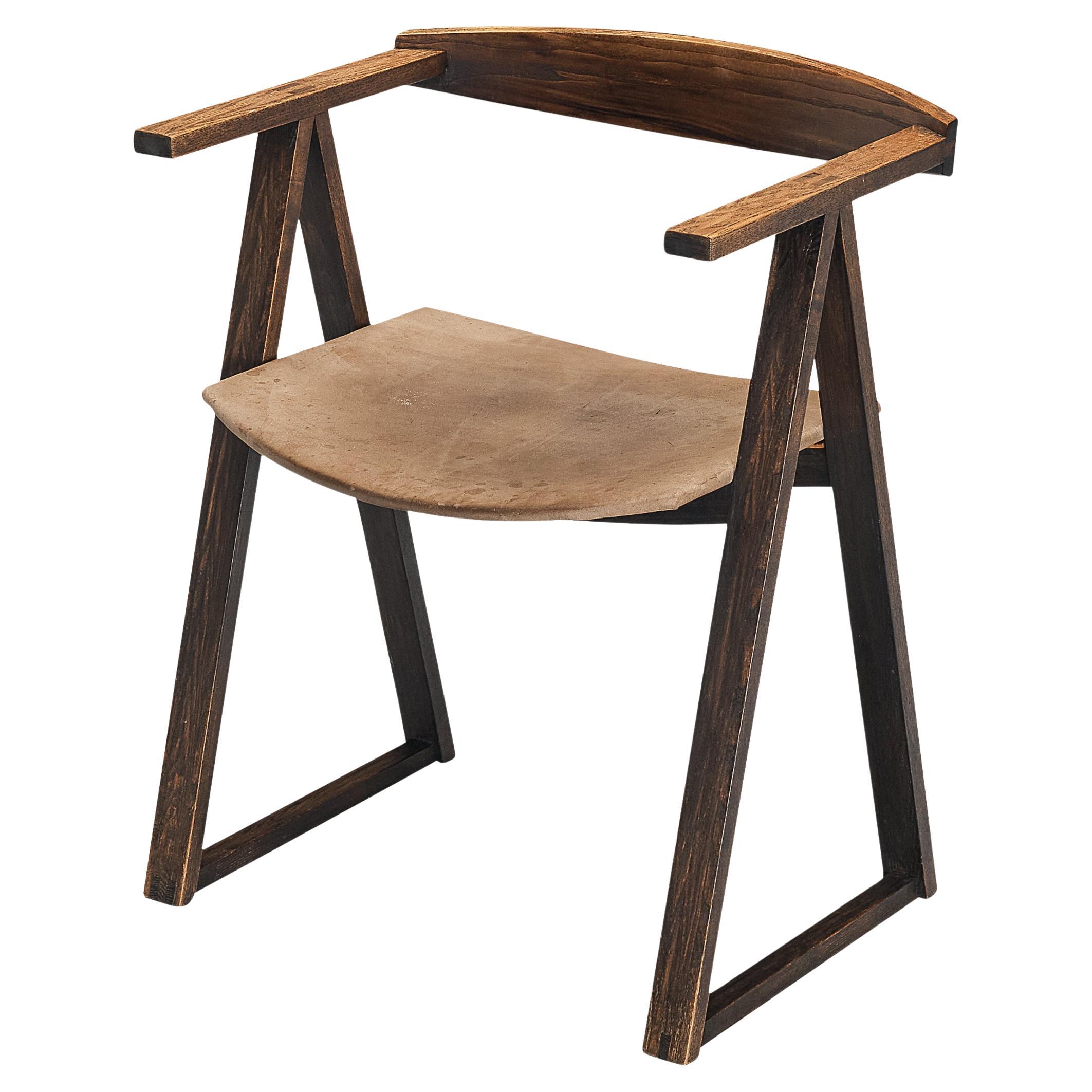 Sillón geométrico escultural de fresno y cuero marrón claro