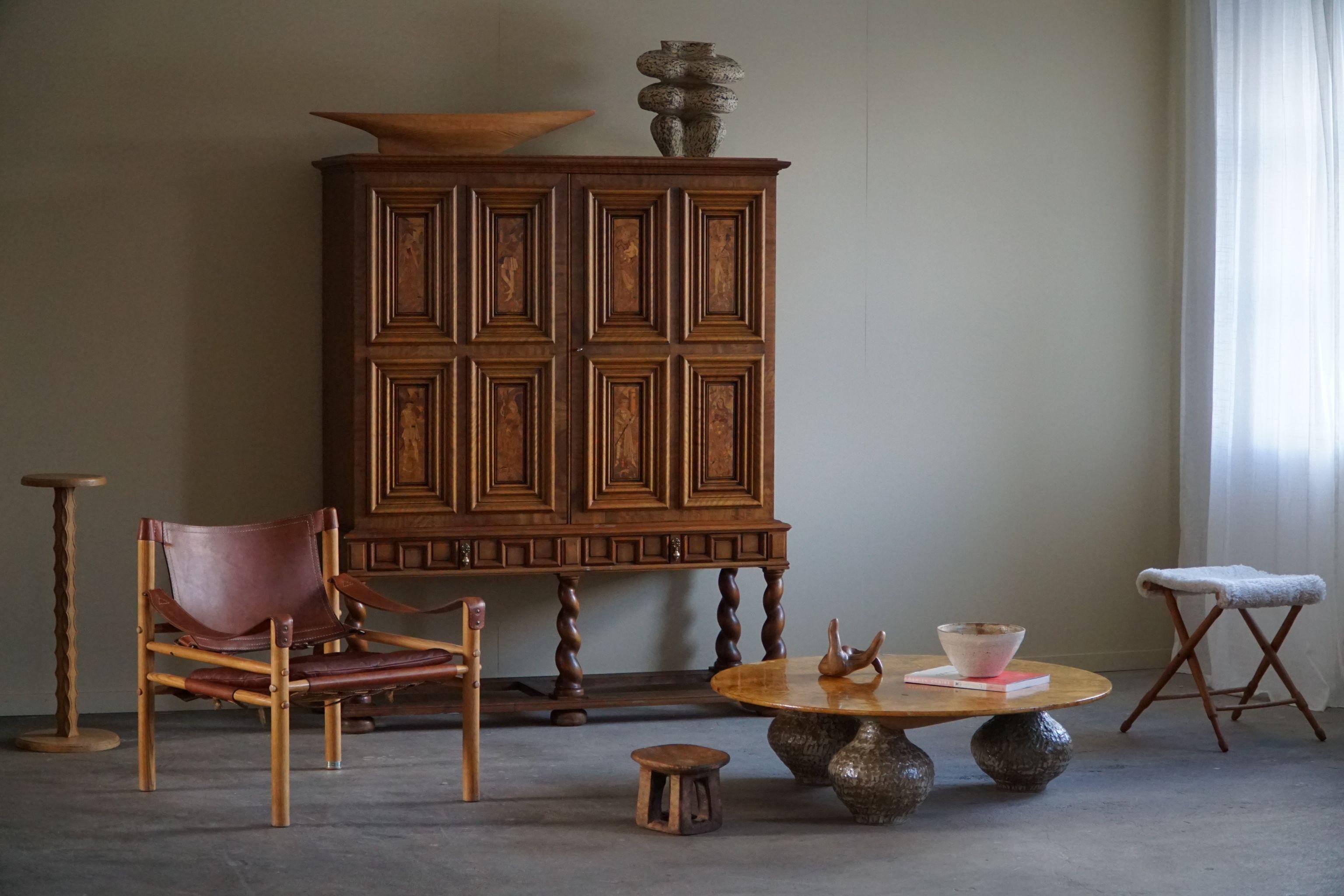 Ce fascinant meuble sculptural en bouleau et pieds torsadés, fabriqué dans les années 1930 par un ébéniste suédois expérimenté, est une incarnation frappante de la fusion entre la précision de l'Art déco et la grâce organique du mouvement Swedish