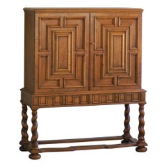 Armoire géométrique sculpturale en bois de noyer, style moderne danois, fabriquée dans les années 1920