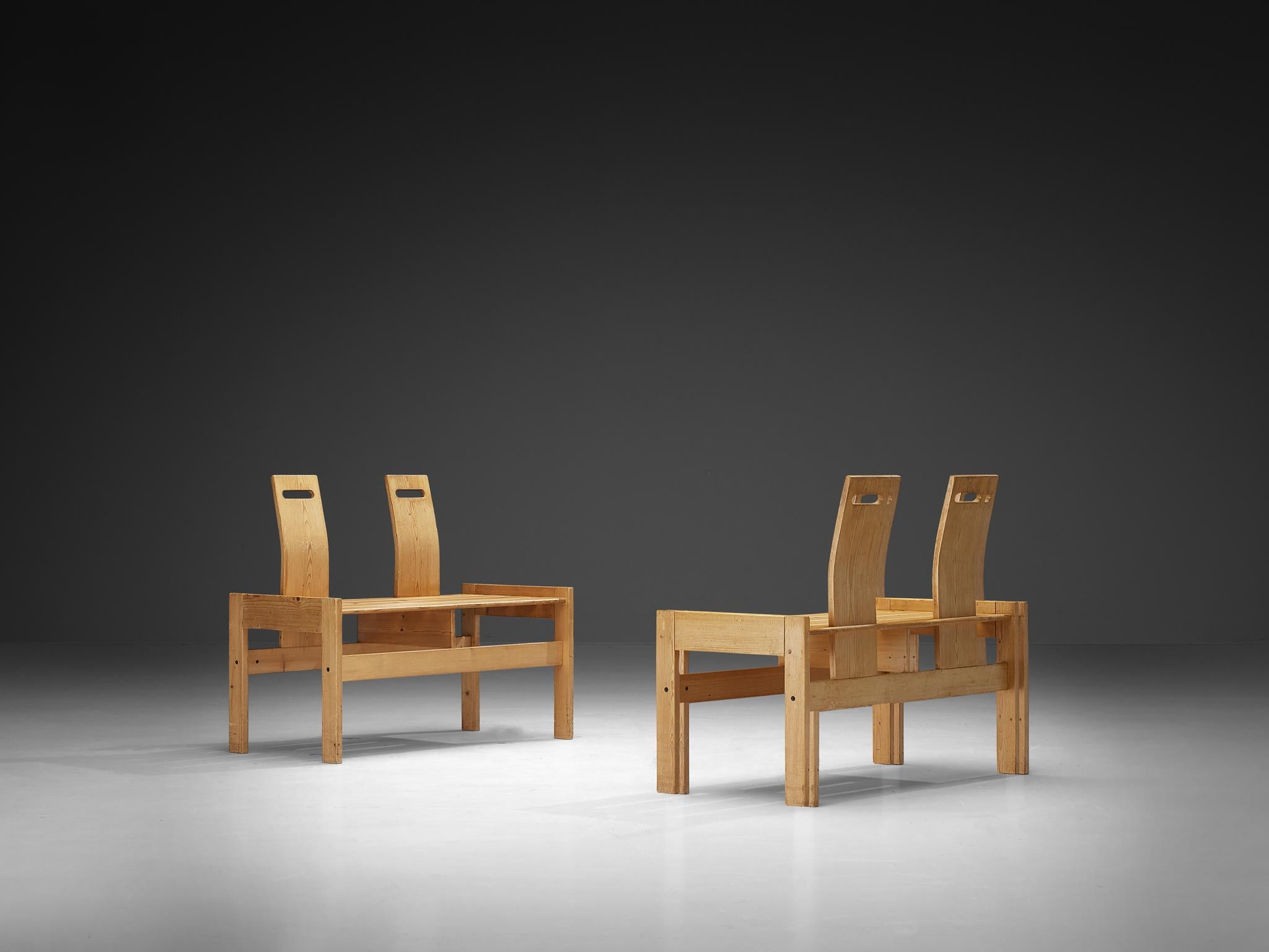 Panche, pino massiccio, Europa, anni '80

Queste panche ruotano attorno a una struttura semplice realizzata interamente in legno di pino. La panca piccola ha una struttura dritta e robusta con gambe quadrate. La seduta è composta da diverse doghe di