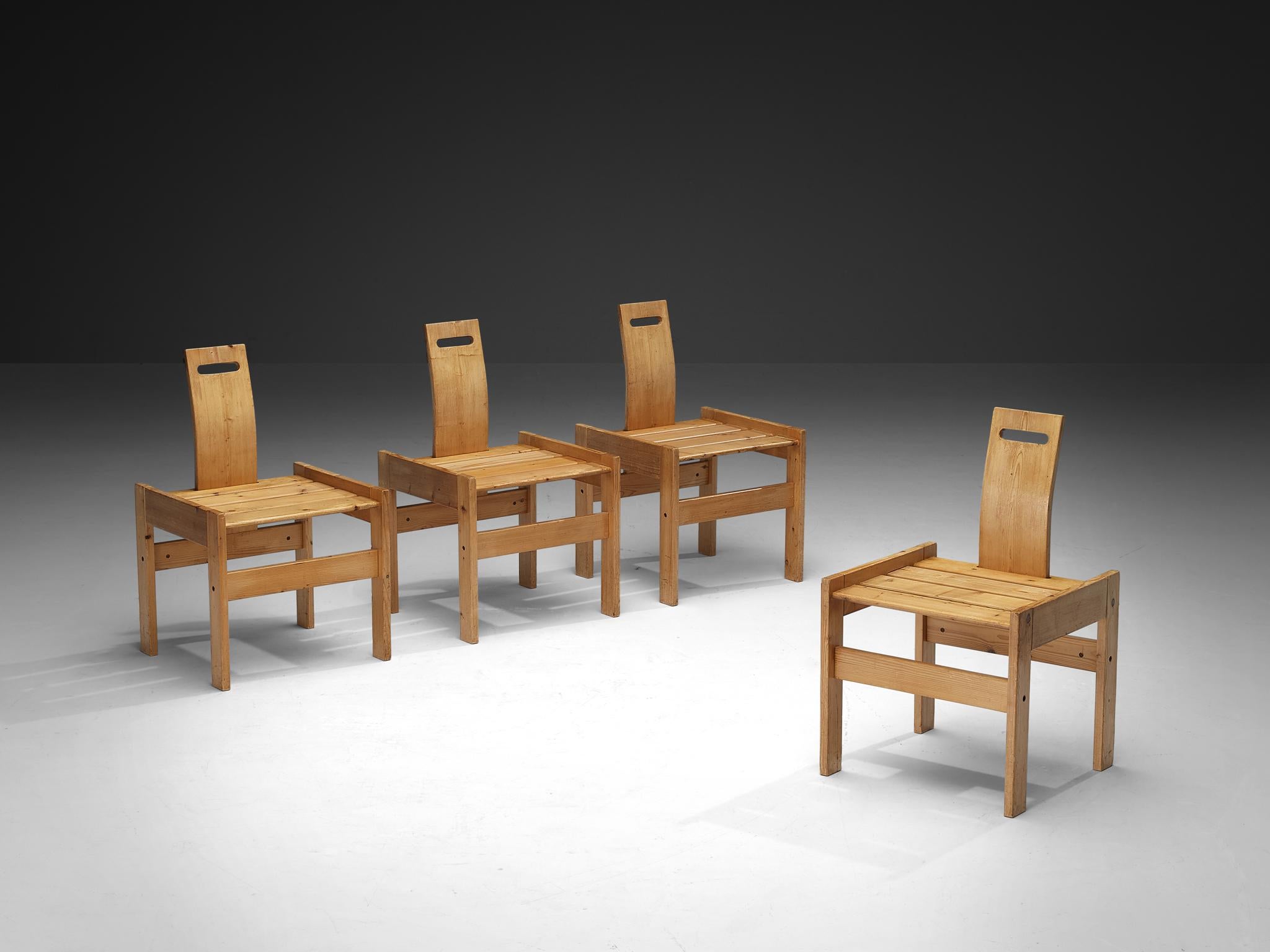 Sedie da pranzo, pino massiccio, Europa, anni '1980

Queste sedie ruotano attorno a una struttura semplice realizzata interamente in legno di pino. La sedia presenta una struttura dritta e robusta con gambe quadrate. La seduta è composta da diverse