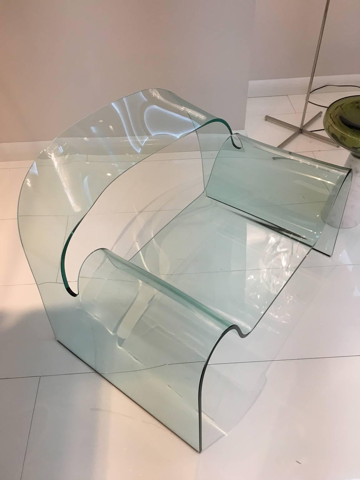 Ghost, the glass armchair, was born, shaped by the technical and aesthetic skill of Vittorio Livi, debuting at the Salone del Mobile in Milan in 1987, where it immediately received an award in a competition by the magazine, “Interni”, which invited
