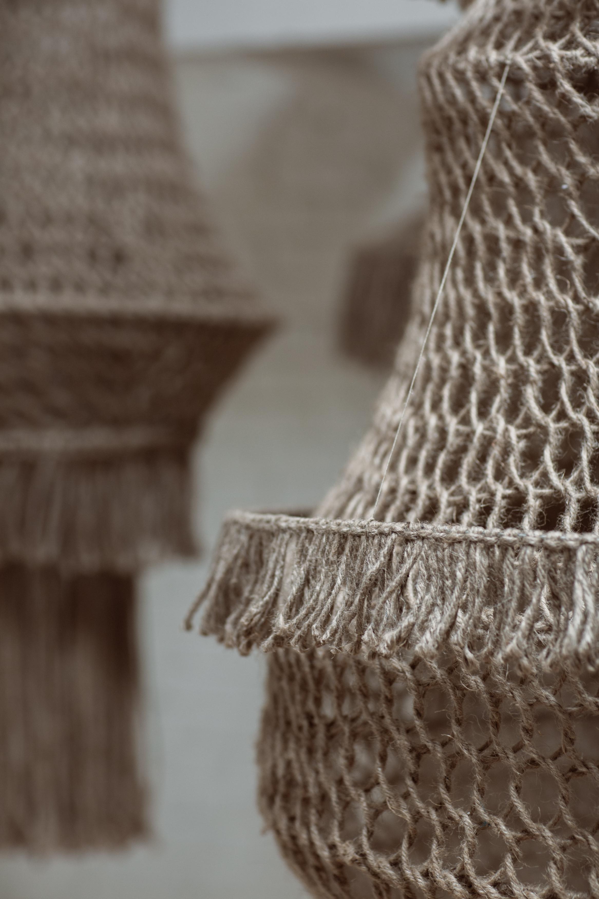 Skulpturaler riesiger handgeschmiedeter Textilkronleuchter Luzule Raw Kollektion (Handgefertigt) im Angebot