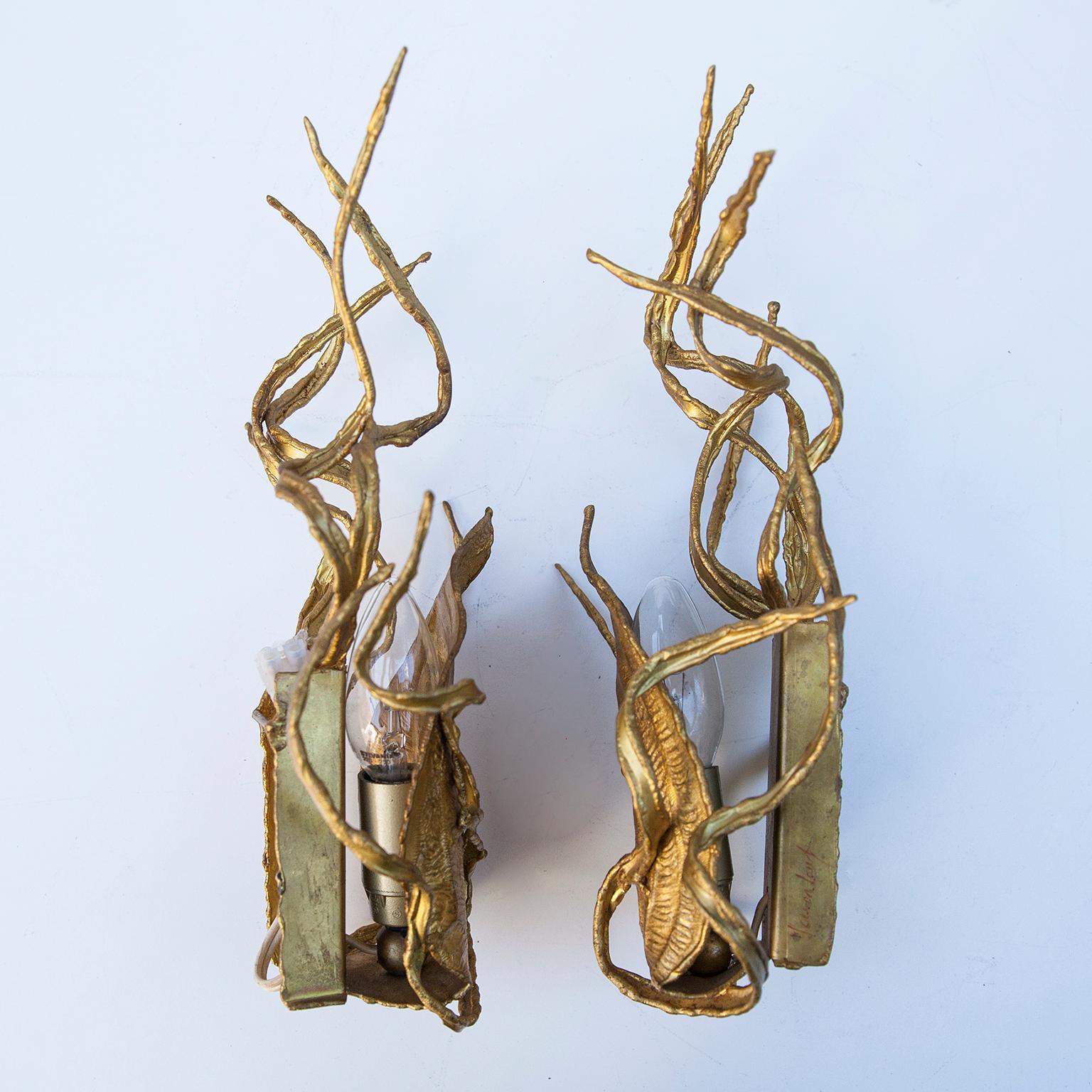Pair of two brutalist wall lights from Belgium designer Paul Moerenhout, made in the 1970 in crafted brass with one bulb inside. Paul Moerenhout is a famous sculptor in Belgium, workshop at Bruxelles. Beautiful piece with a gilded shinning with his