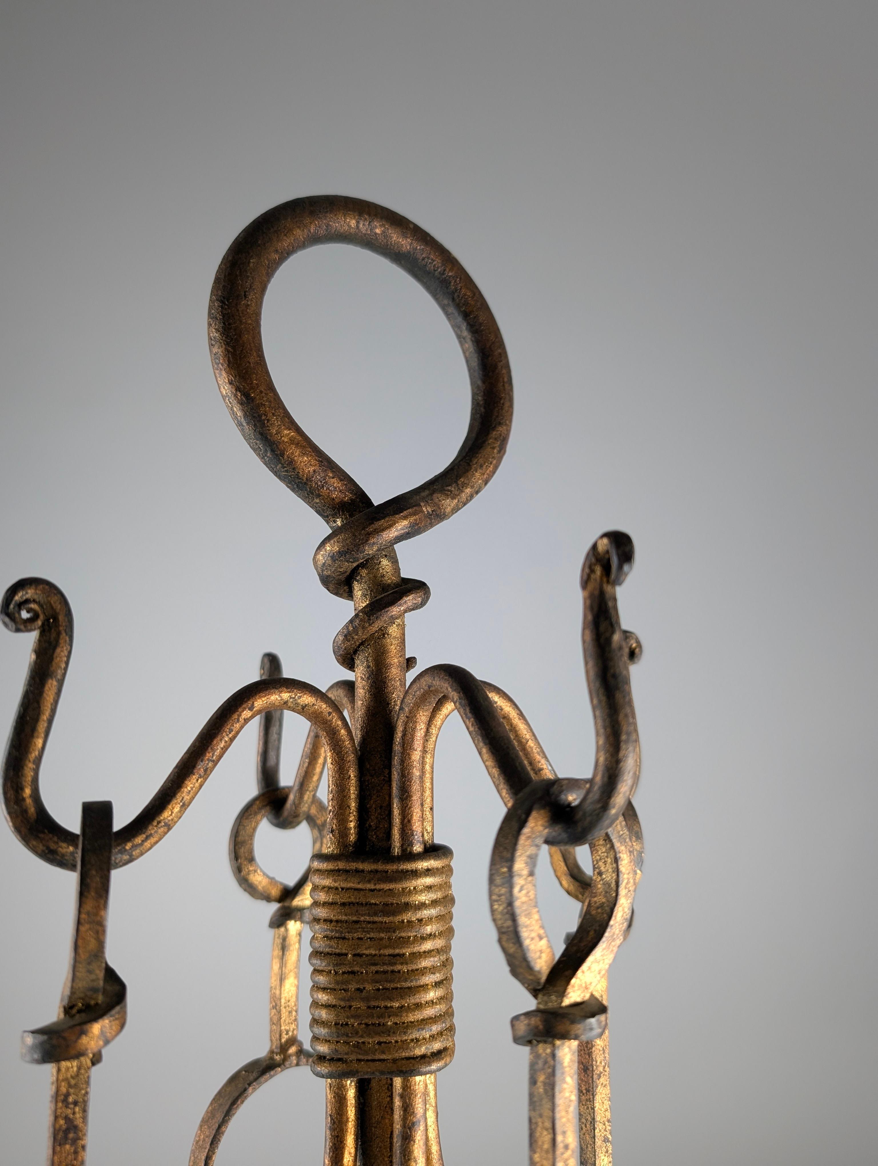 Set di attrezzi per caminetto in ferro battuto dorato, anni '60 in vendita 2