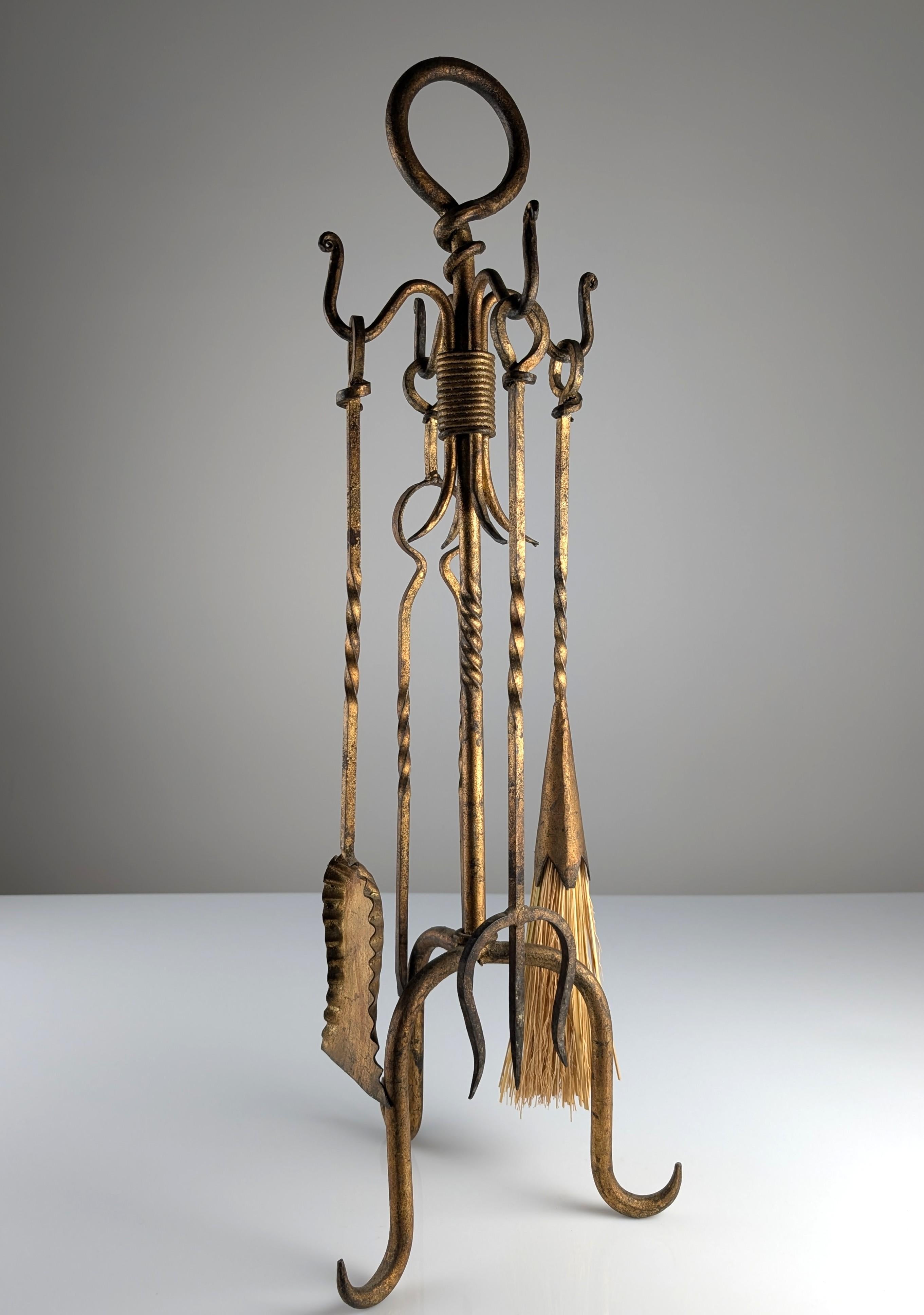 Set di attrezzi per caminetto in ferro battuto dorato, anni '60 in vendita 3