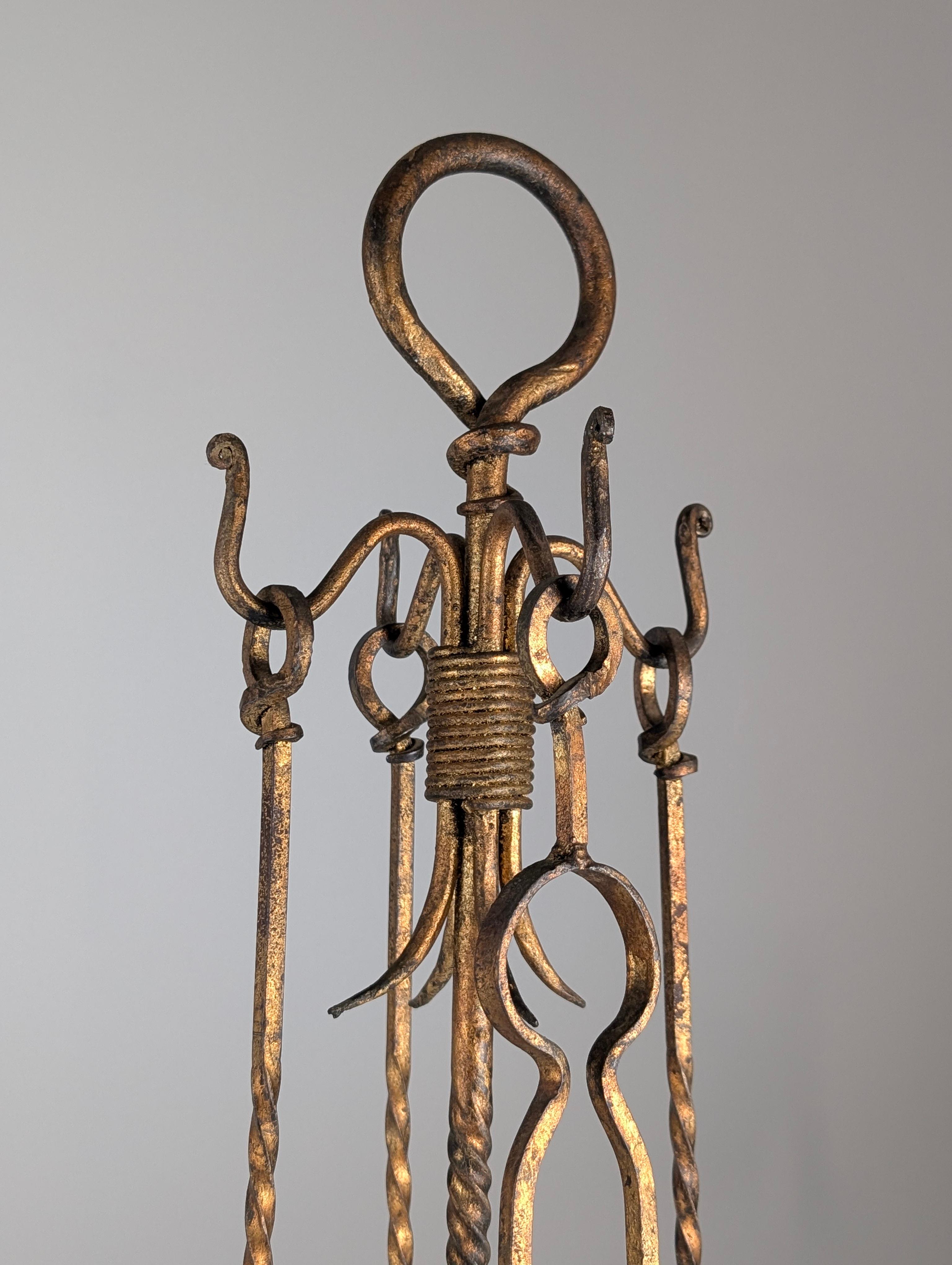 Spagnolo Set di attrezzi per caminetto in ferro battuto dorato, anni '60 in vendita