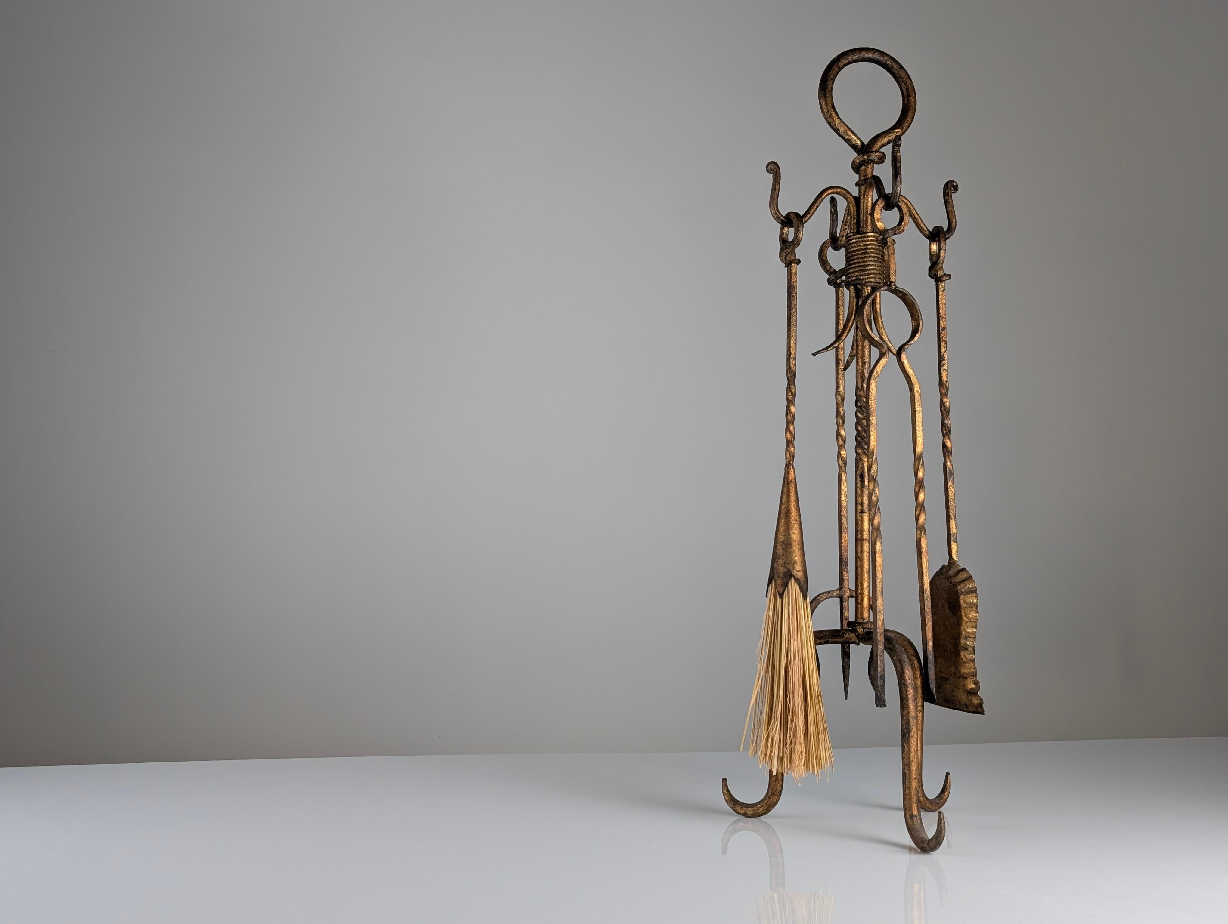 Dorato Set di attrezzi per caminetto in ferro battuto dorato, anni '60 in vendita