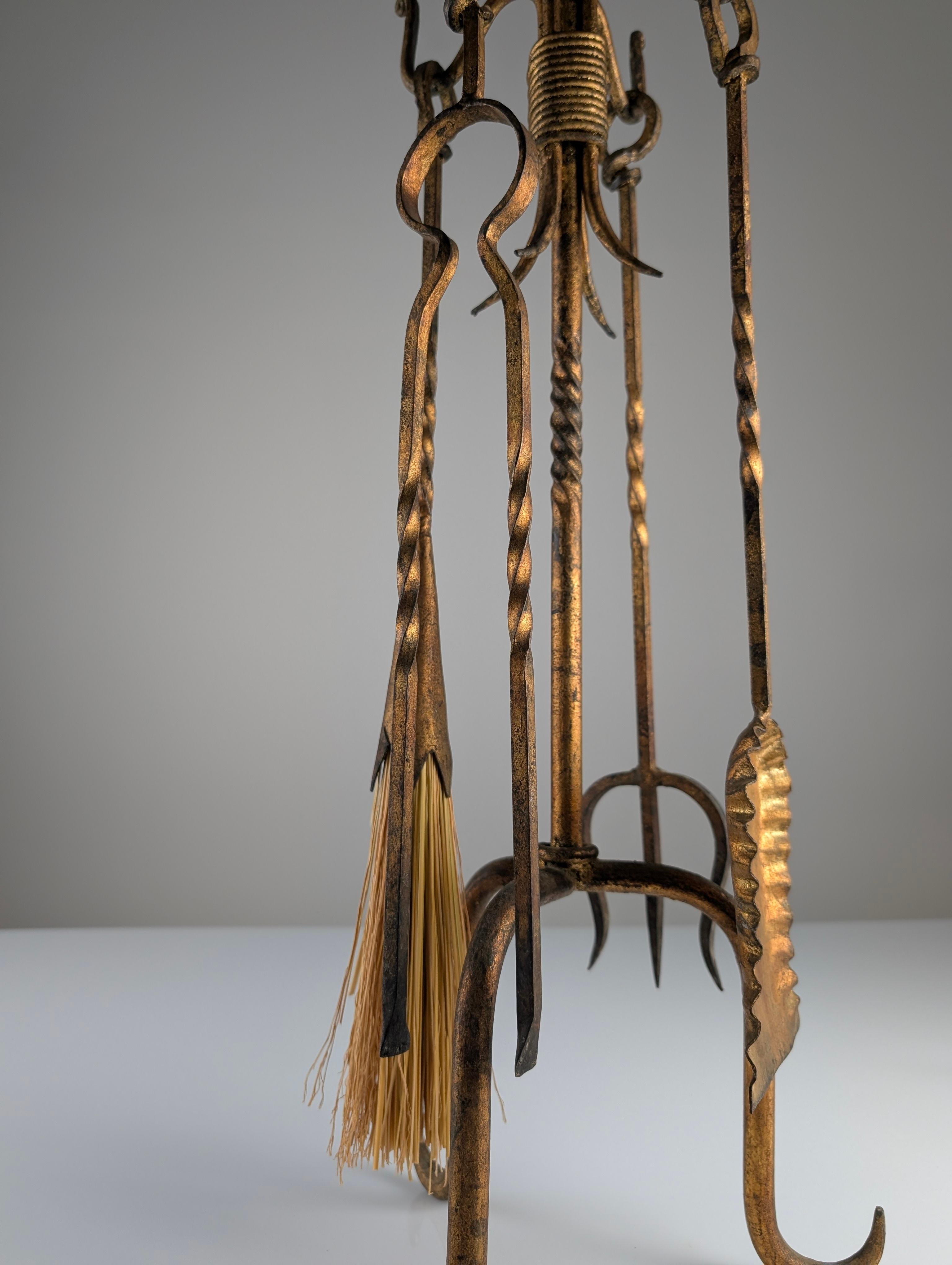 Set di attrezzi per caminetto in ferro battuto dorato, anni '60 In condizioni buone in vendita a Benalmadena, ES