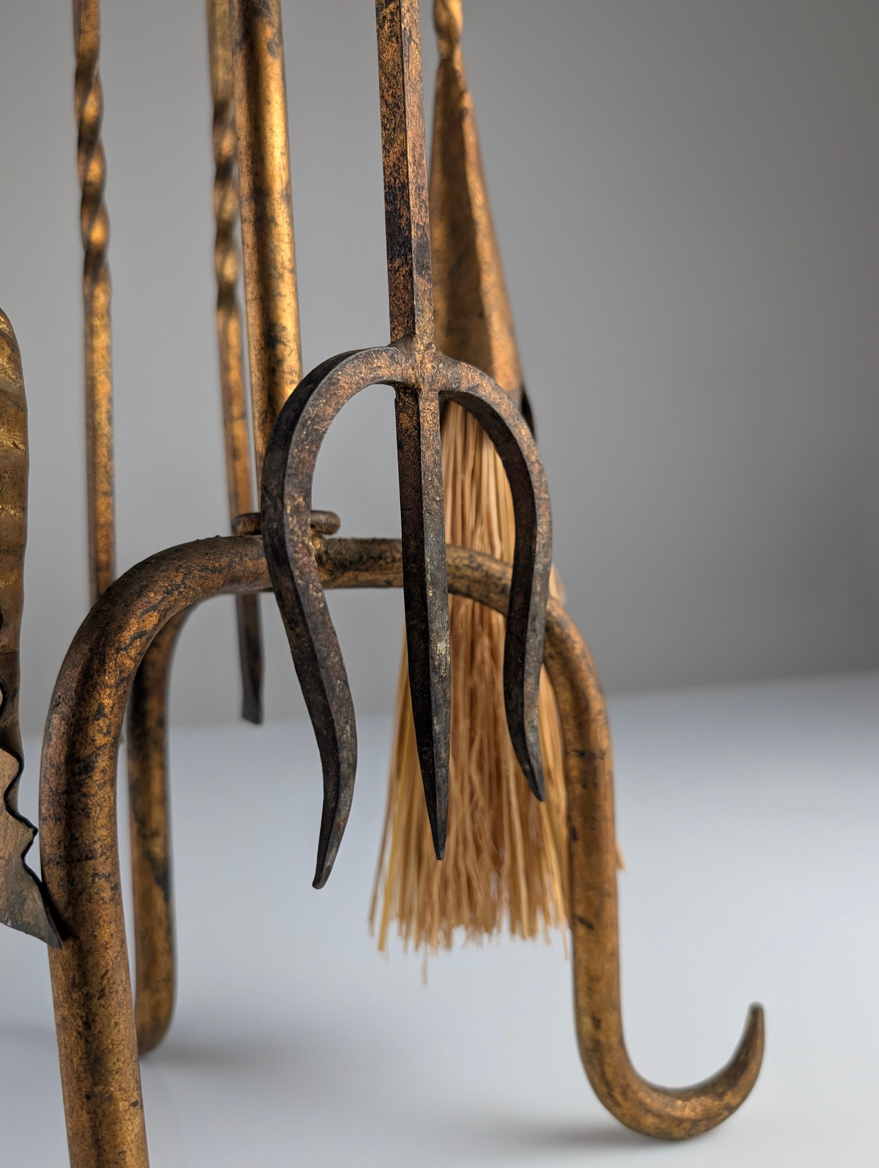 Ferro Set di attrezzi per caminetto in ferro battuto dorato, anni '60 in vendita