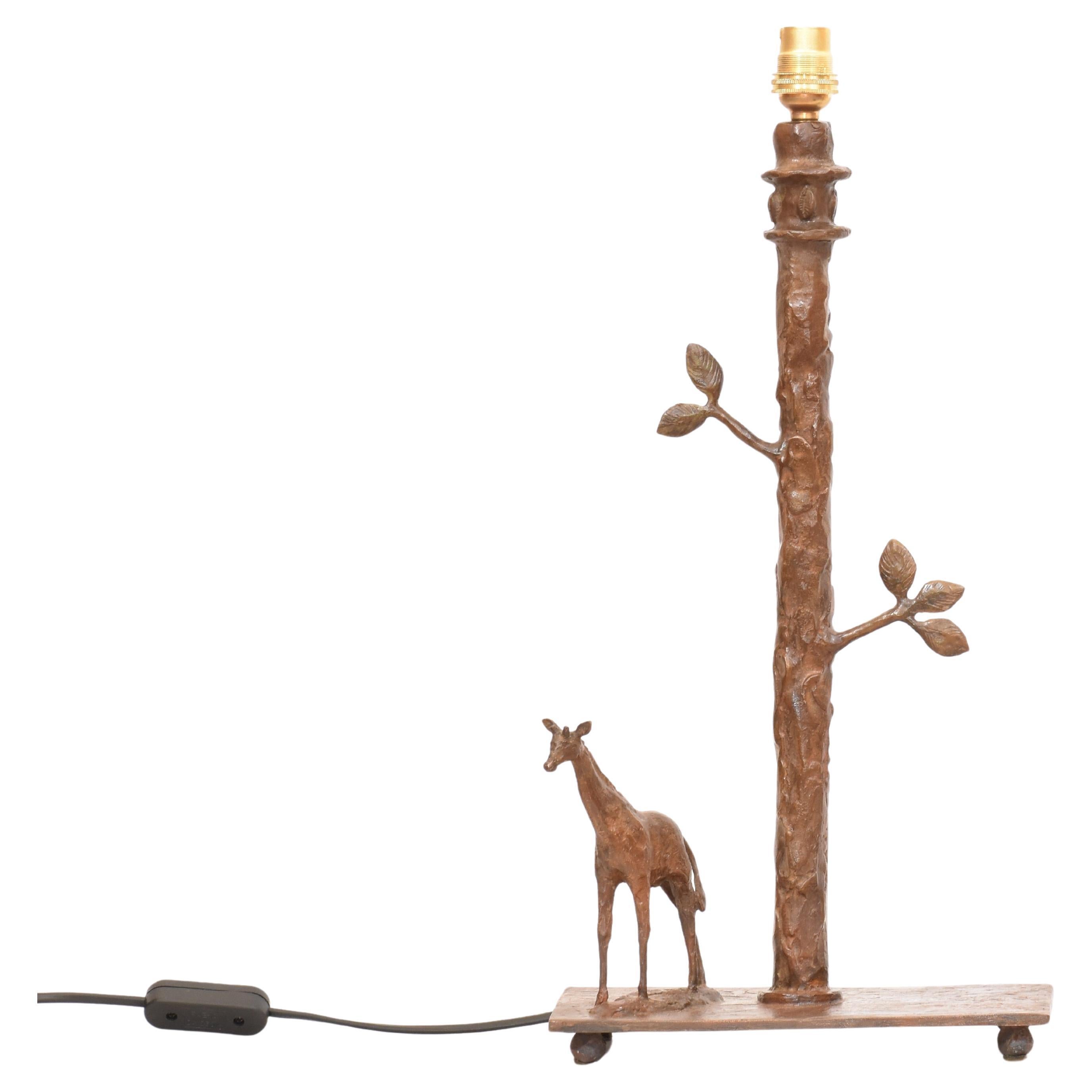 Handgefertigte, skulpturale Giraffen-Tischlampe aus Bronzeguss im Wachsausschmelzverfahren. Handgefertigt - einzeln von Hand geformt, gegossen und fertiggestellt, so dass jedes Stück ein Unikat ist.

Höhe 41 cm (einschließlich Messingleuchte, ohne
